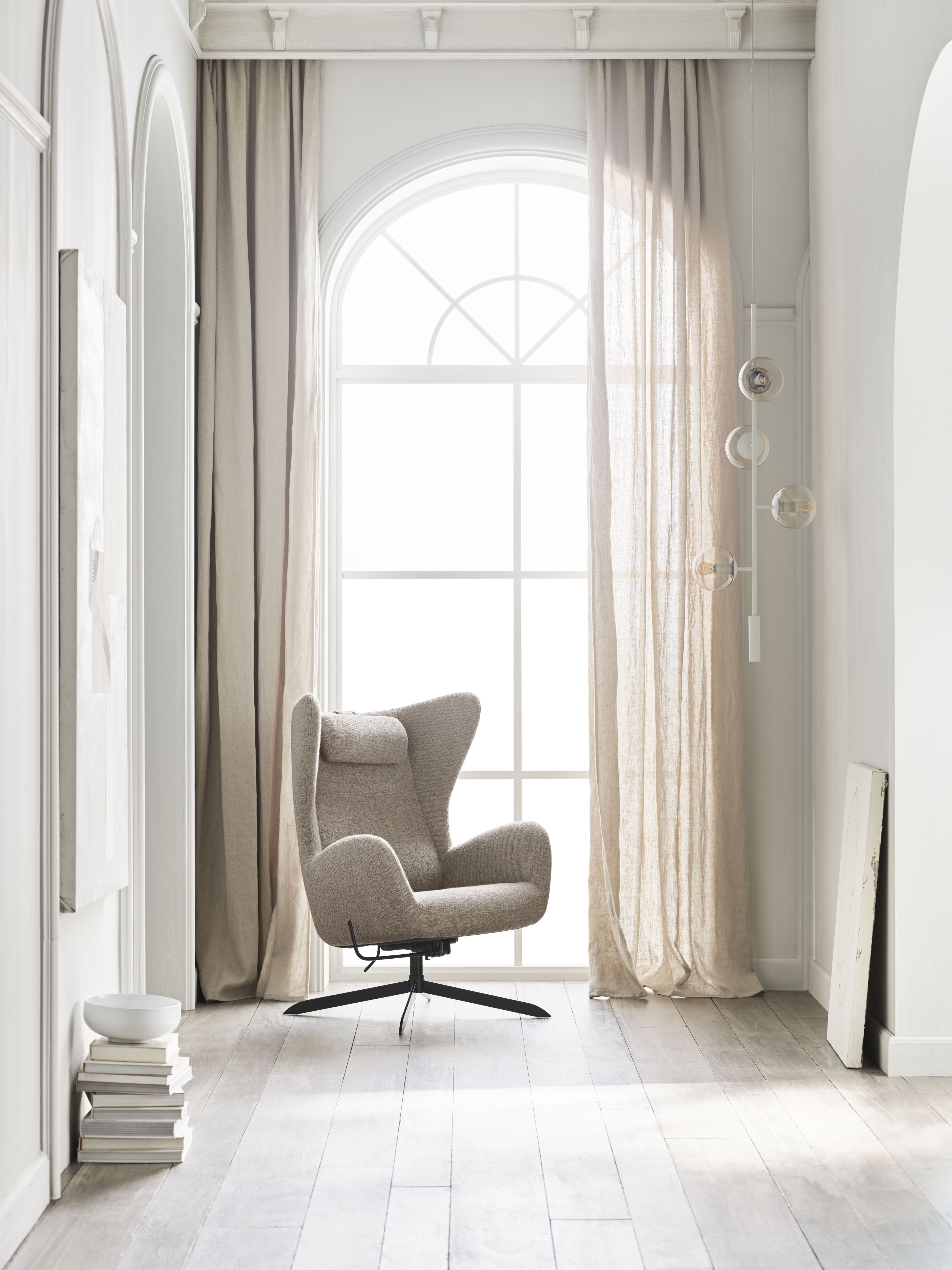 Křeslo SOLO KURÁTOROVANÁ EDICE krémový podstavec