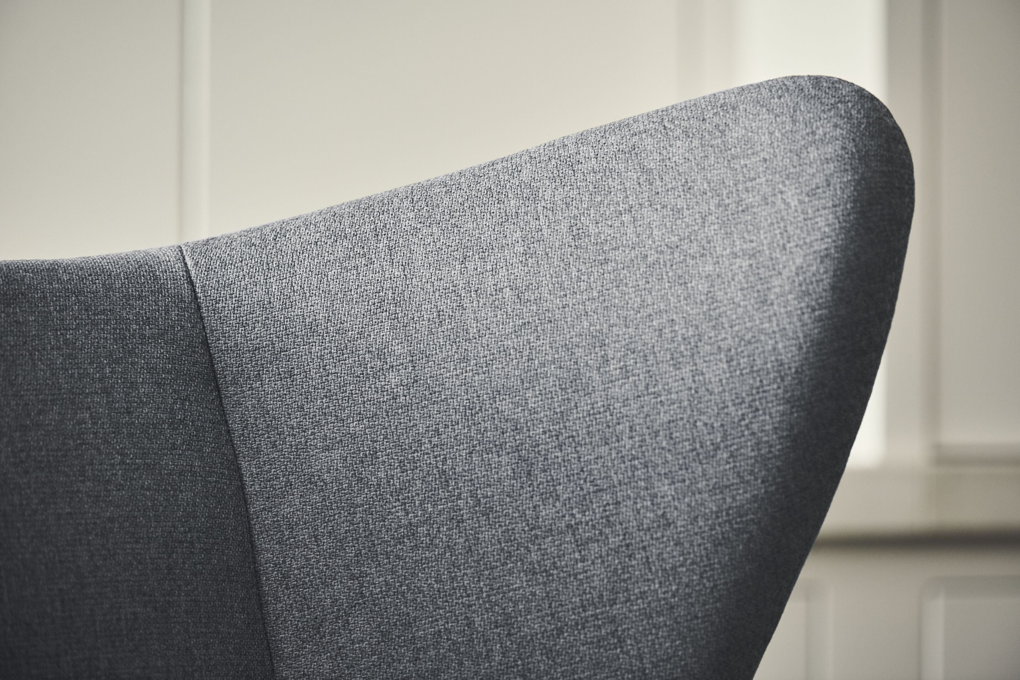 Křeslo SOLO KURÁTOROVANÁ EDICE krémový podstavec