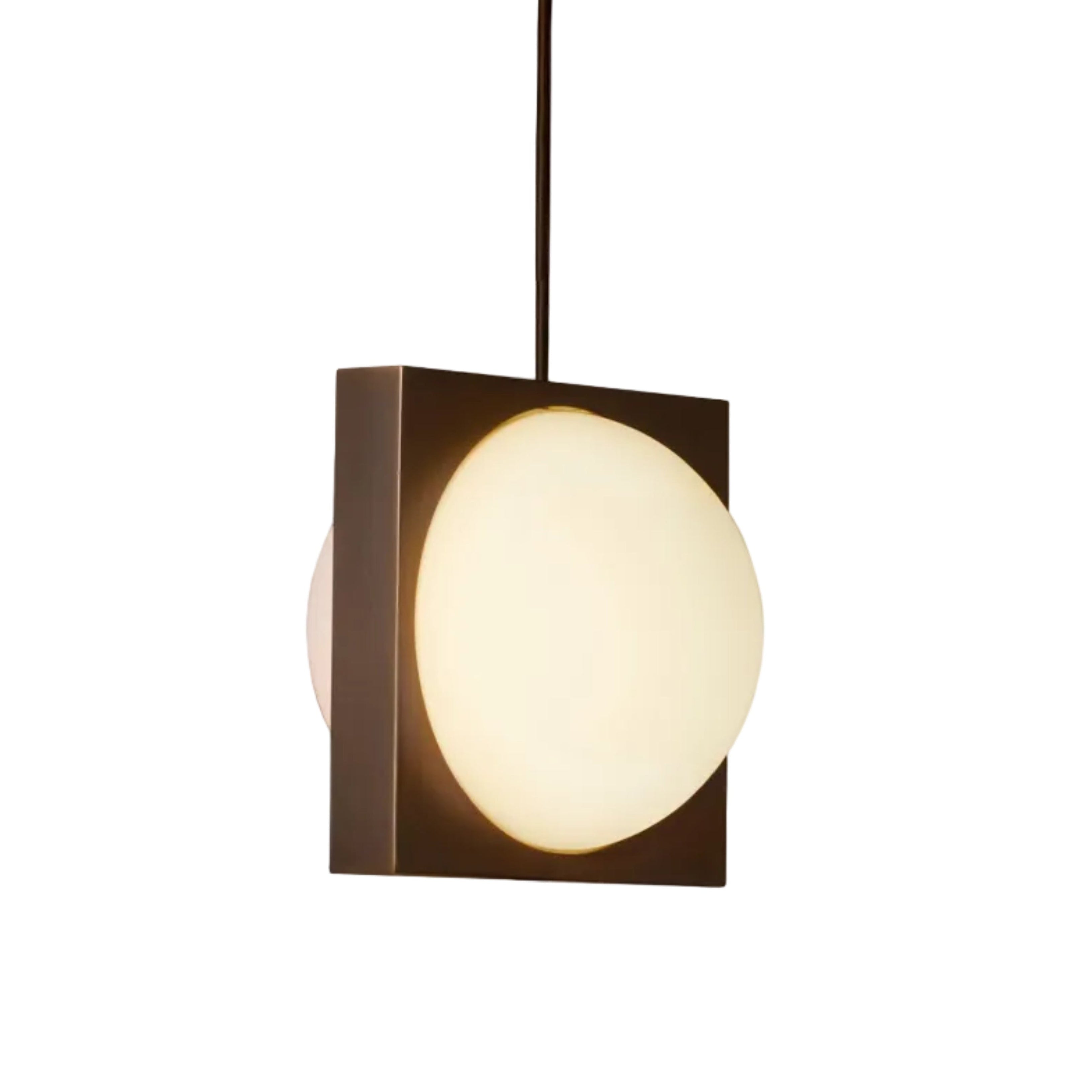 Lampa visící SOLSTICE s opálovým stínidlem a černěným mosazným detailem.