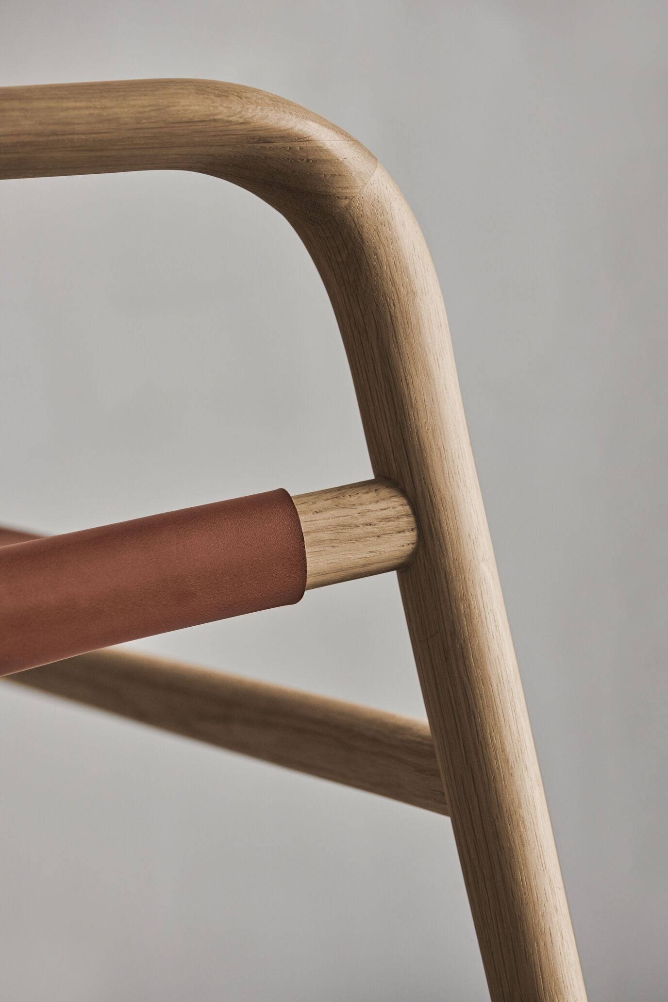 Křeslo SOUL béžové s bílým podstavcem