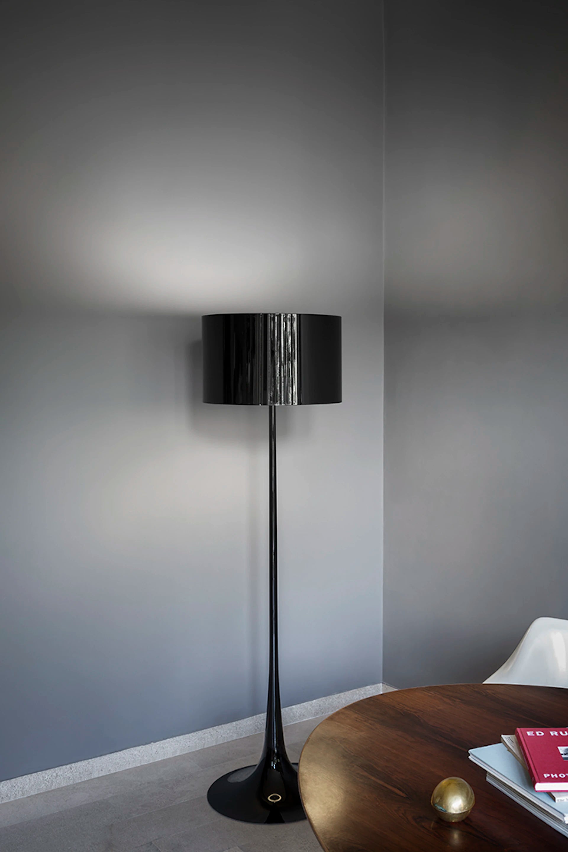 Stojací lampa SPUN LIGHT černá