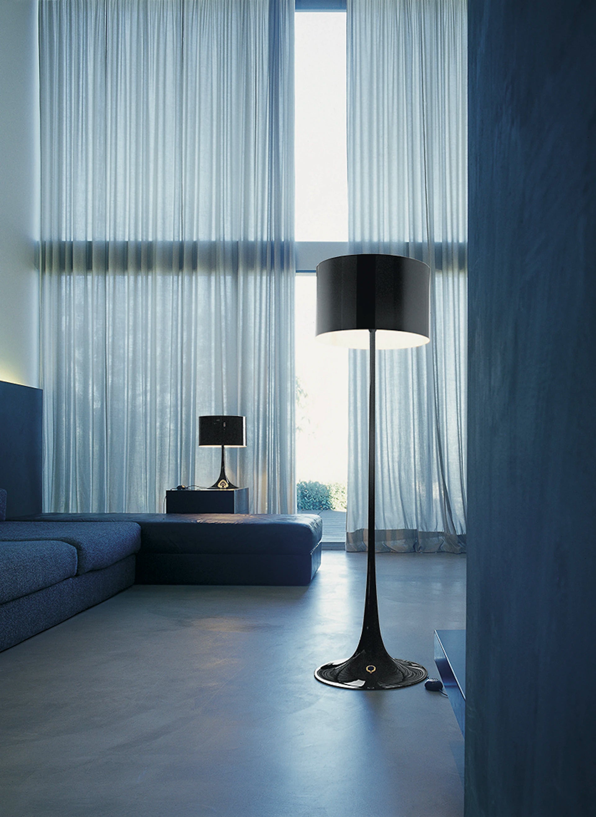 Stojací lampa SPUN LIGHT černá