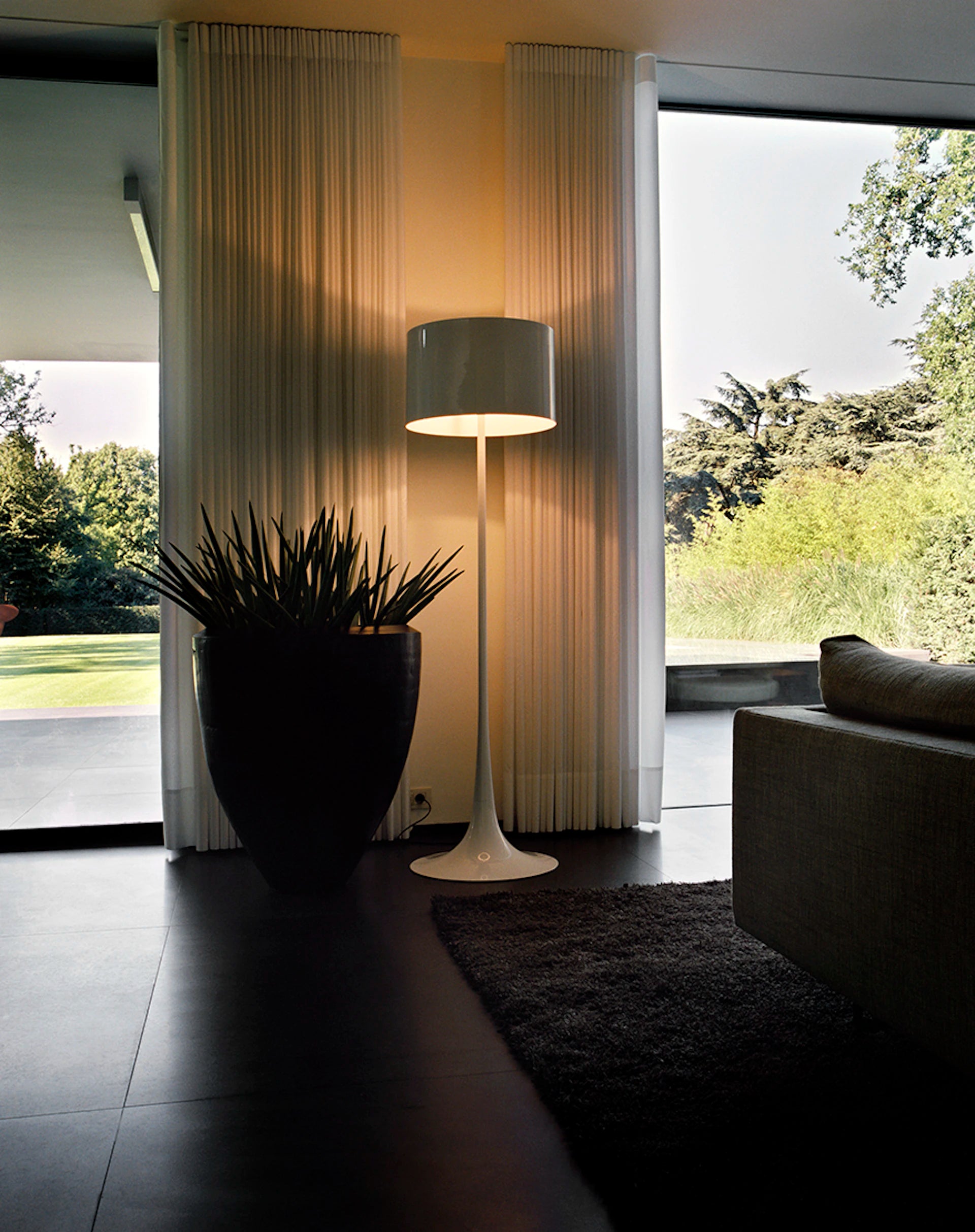 Stojací lampa SPUN LIGHT bílá