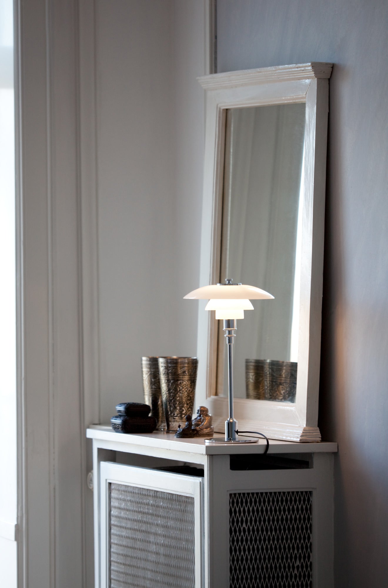 Stolní lampa PH 2/1 bílá s chromovaným podstavcem