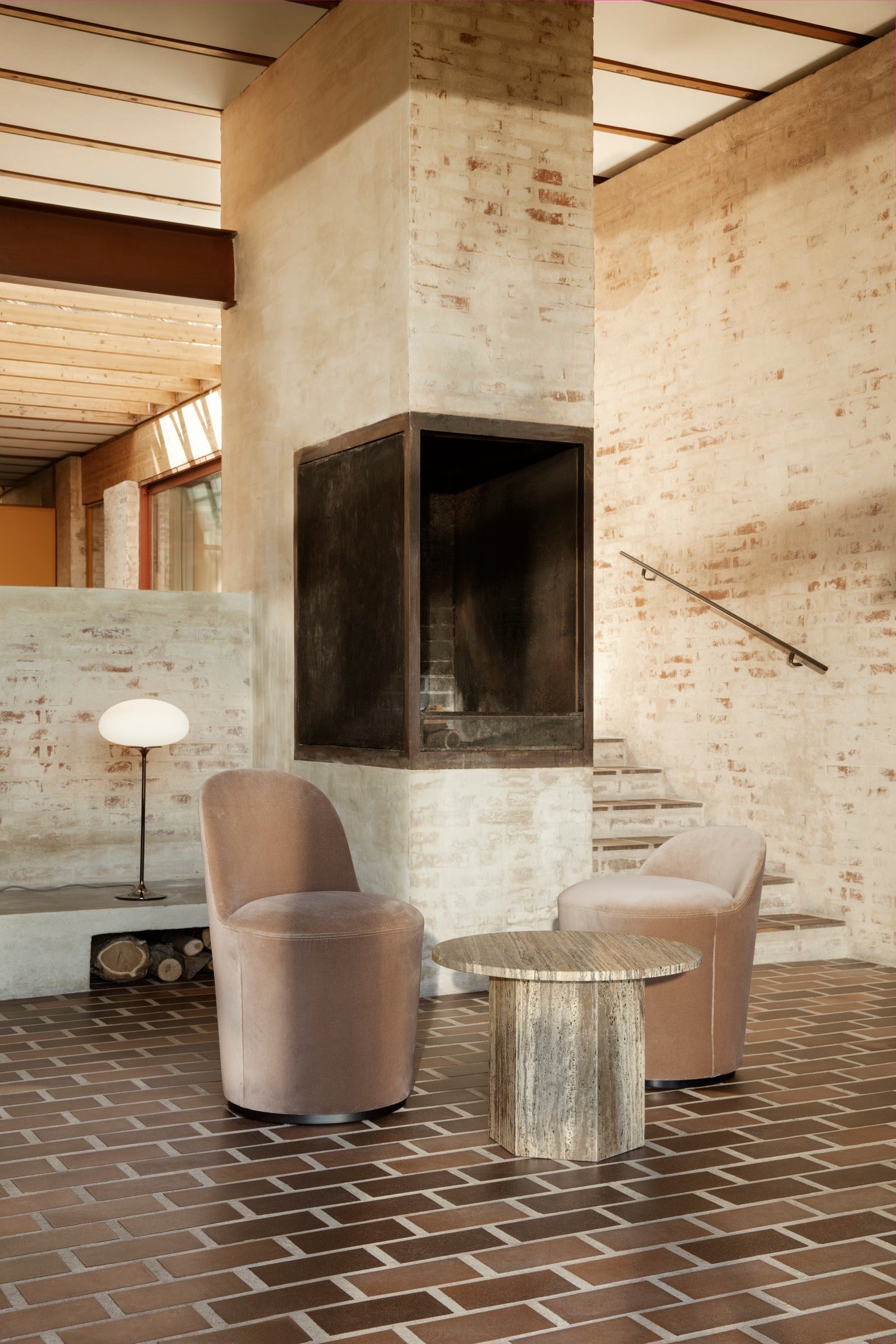 Křeslo TAIL čalouněné s mosazným podstavcem