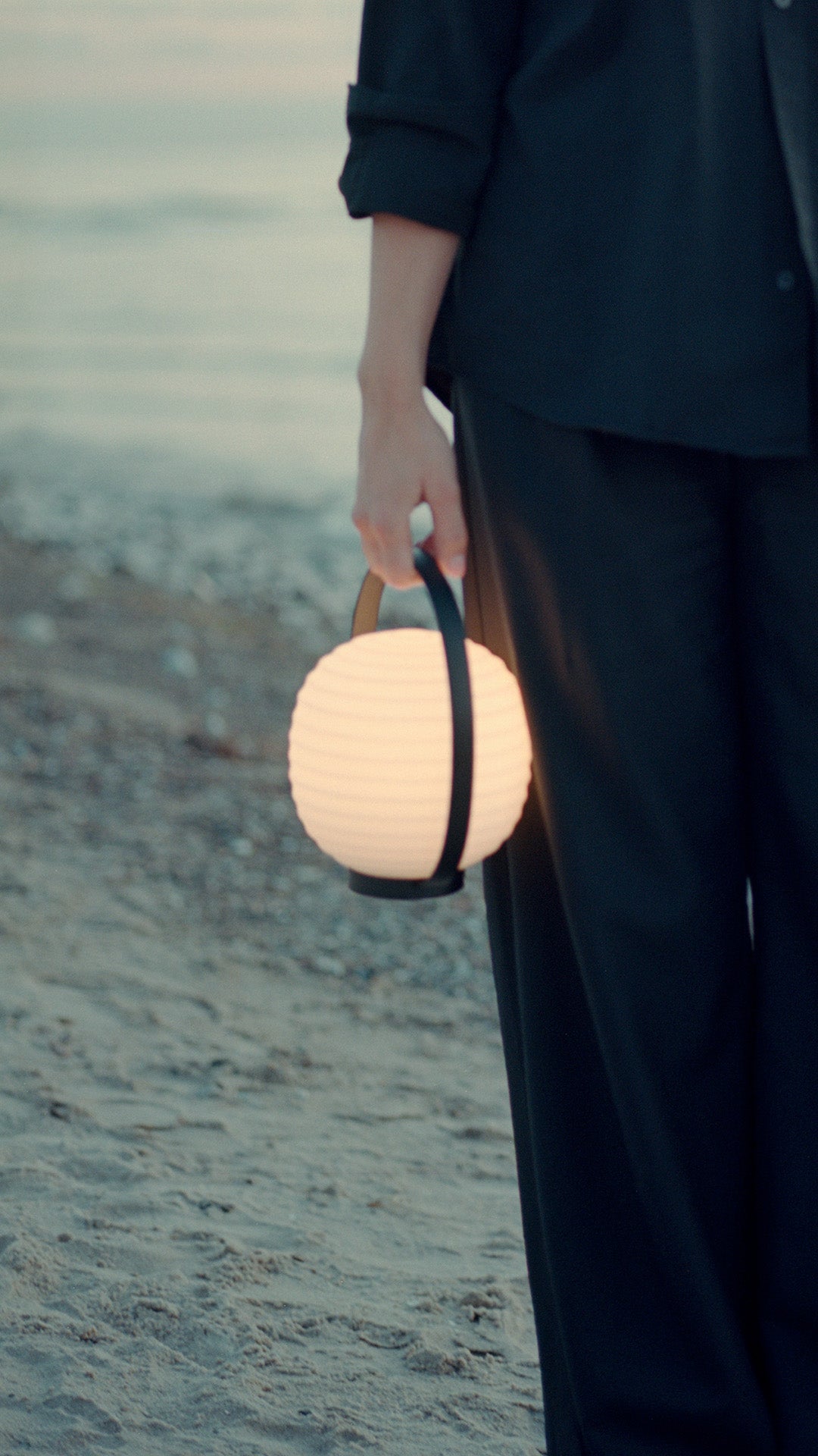 Přenosná lampa LANTERN bílá s černým držadlem
