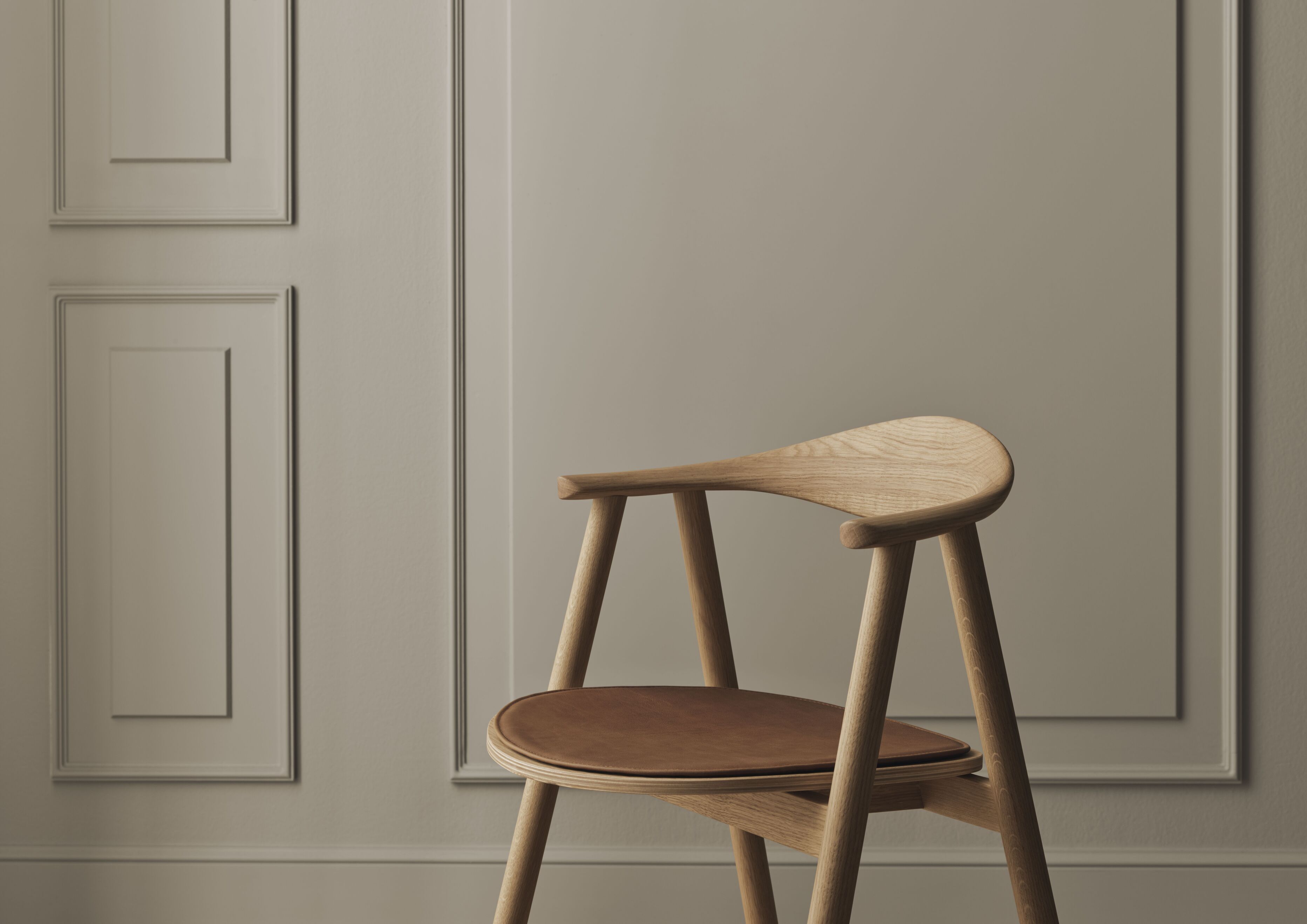 SWING chair upholstered with an oak base