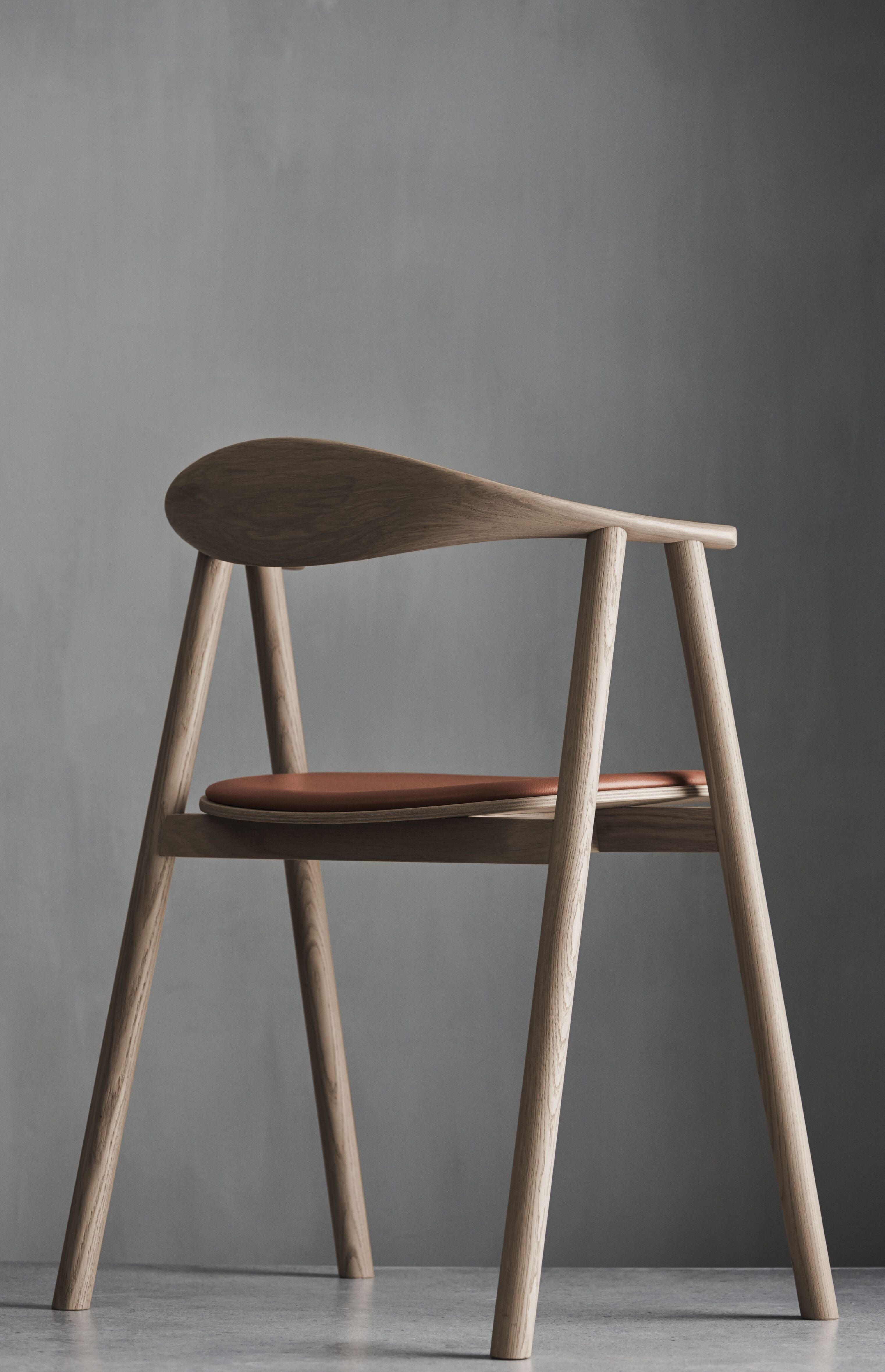 Čalouněné křeslo SWING s černým podstavcem