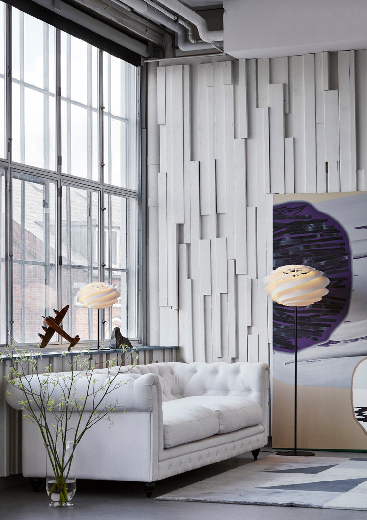 Stolní lampa MODEL 331 SWIRL bílá s černým podstavcem