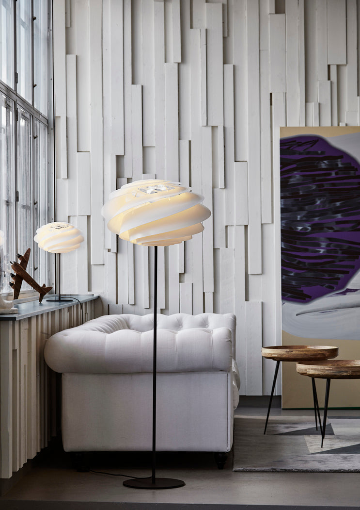Stolní lampa MODEL 331 SWIRL bílá s černým podstavcem