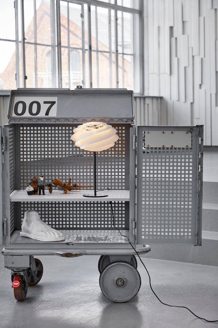 Stolní lampa MODEL 331 SWIRL bílá s černým podstavcem