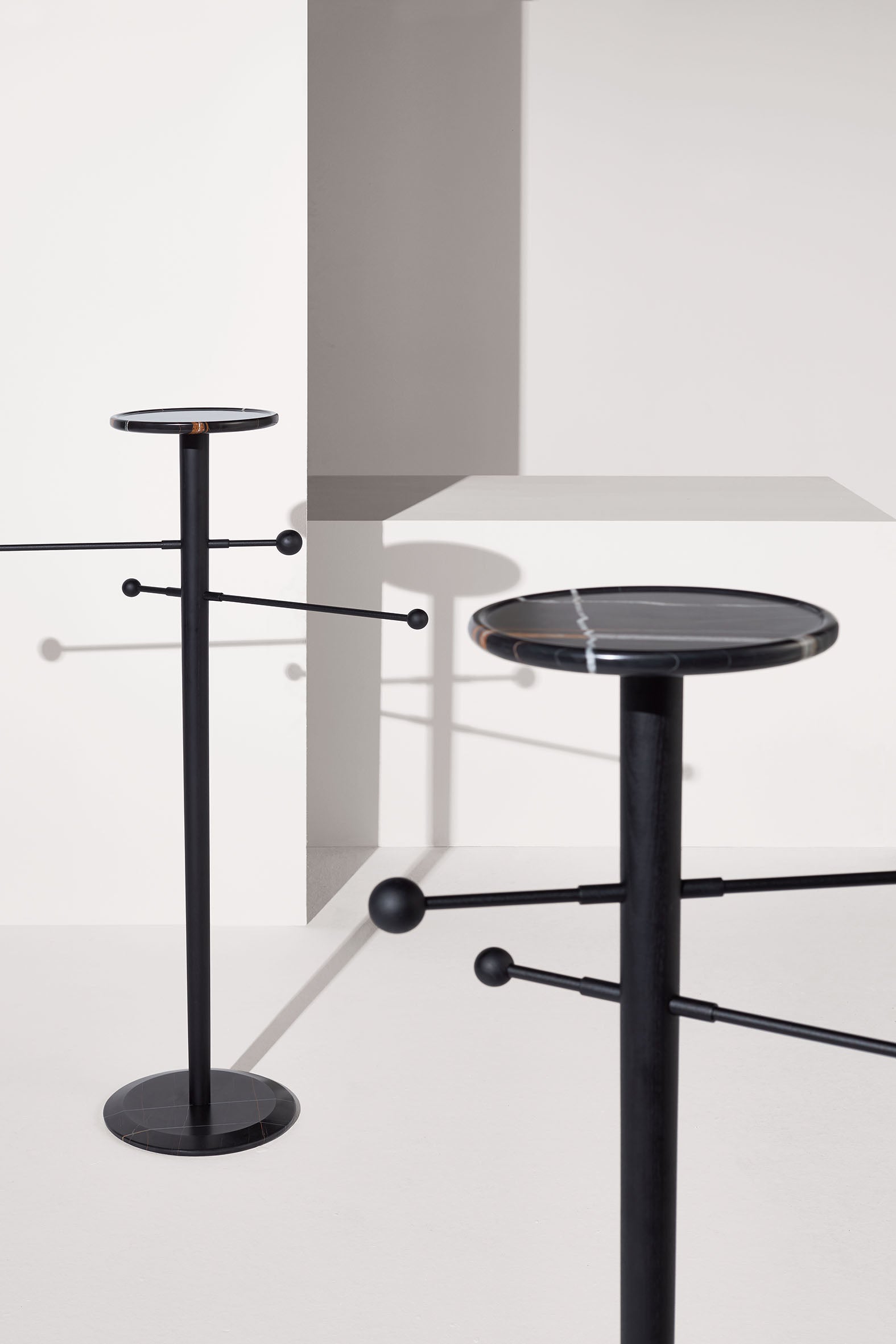 TOALLERO coat rack in wood with marble