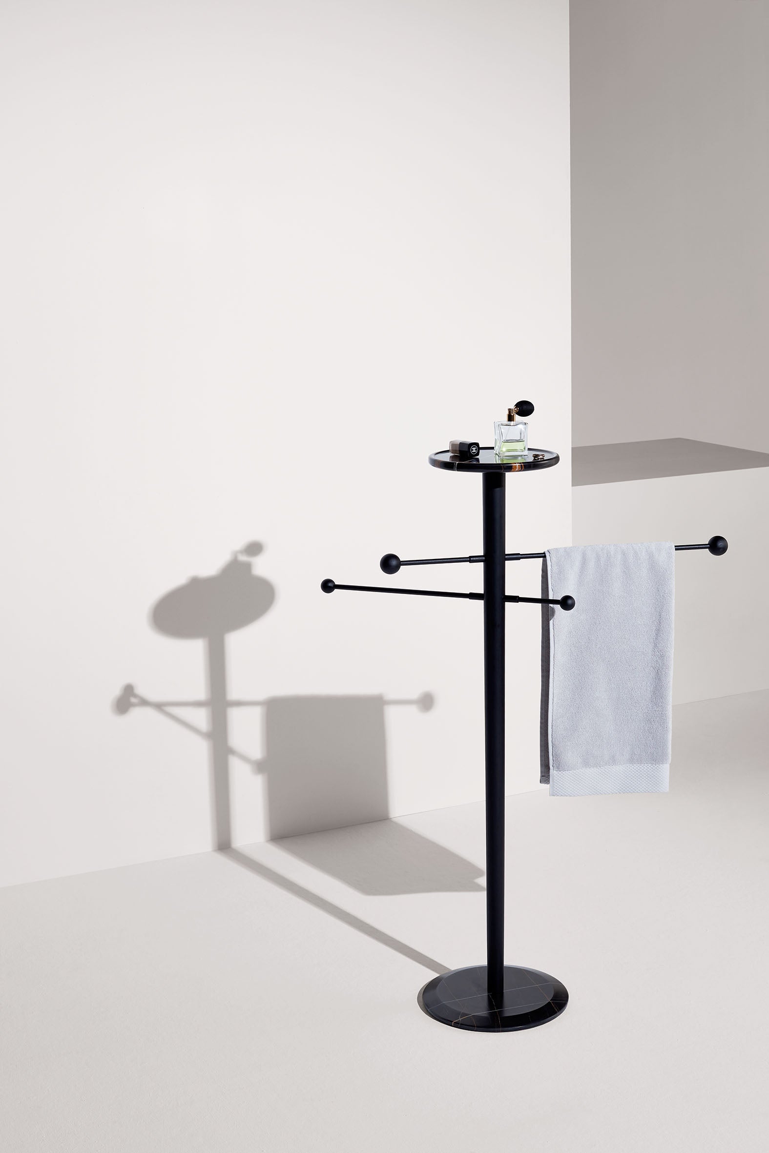 TOALLERO coat rack in wood with marble