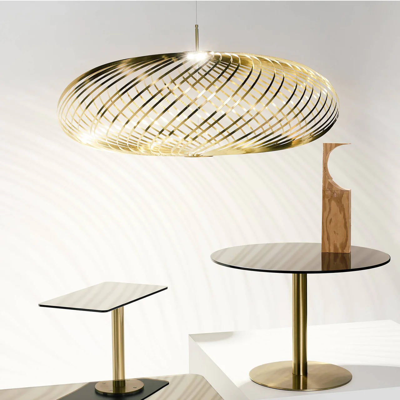 Kulatý boční stolek FLASH s mosaznou základnou