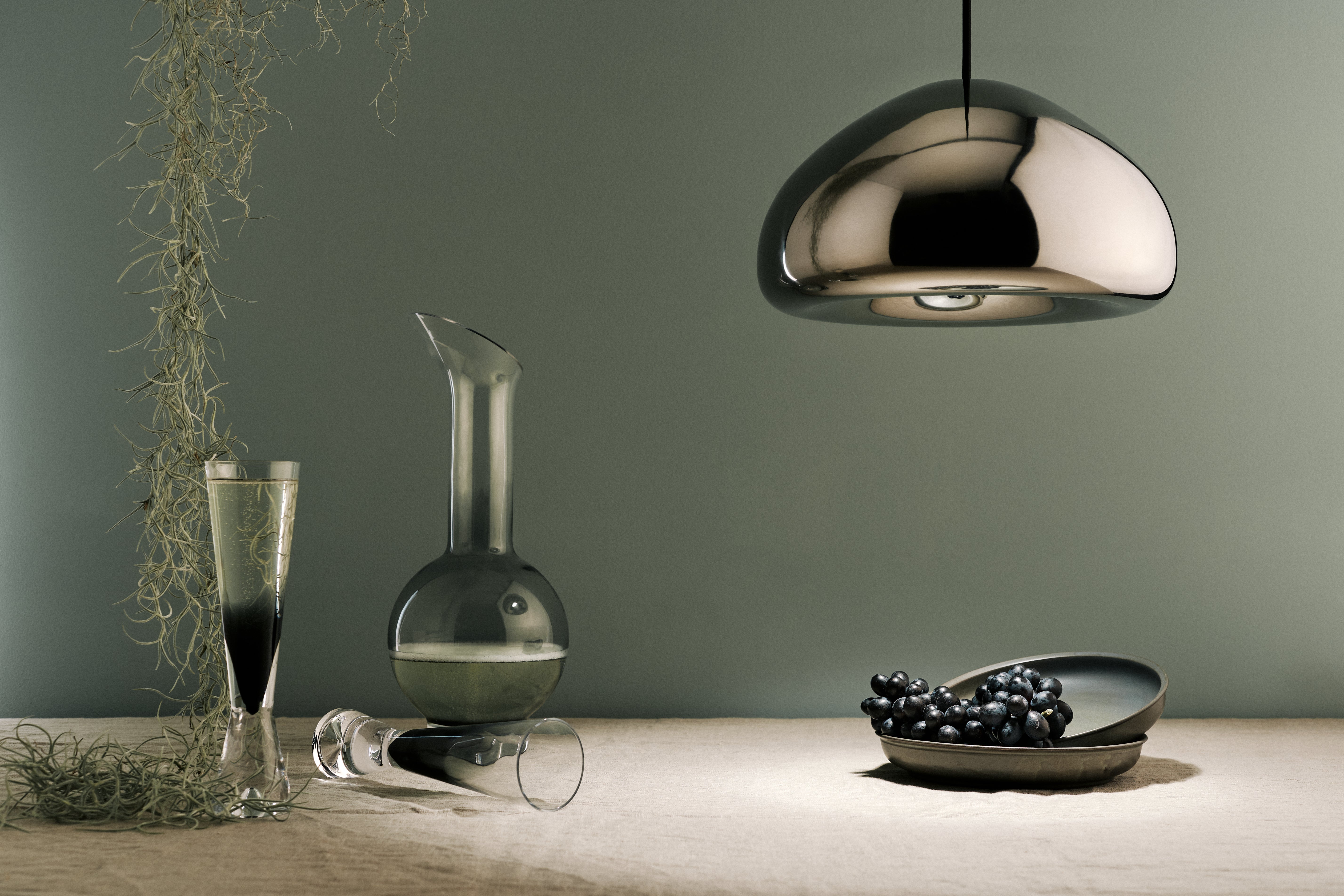 Set of champagne glasses tank black glass