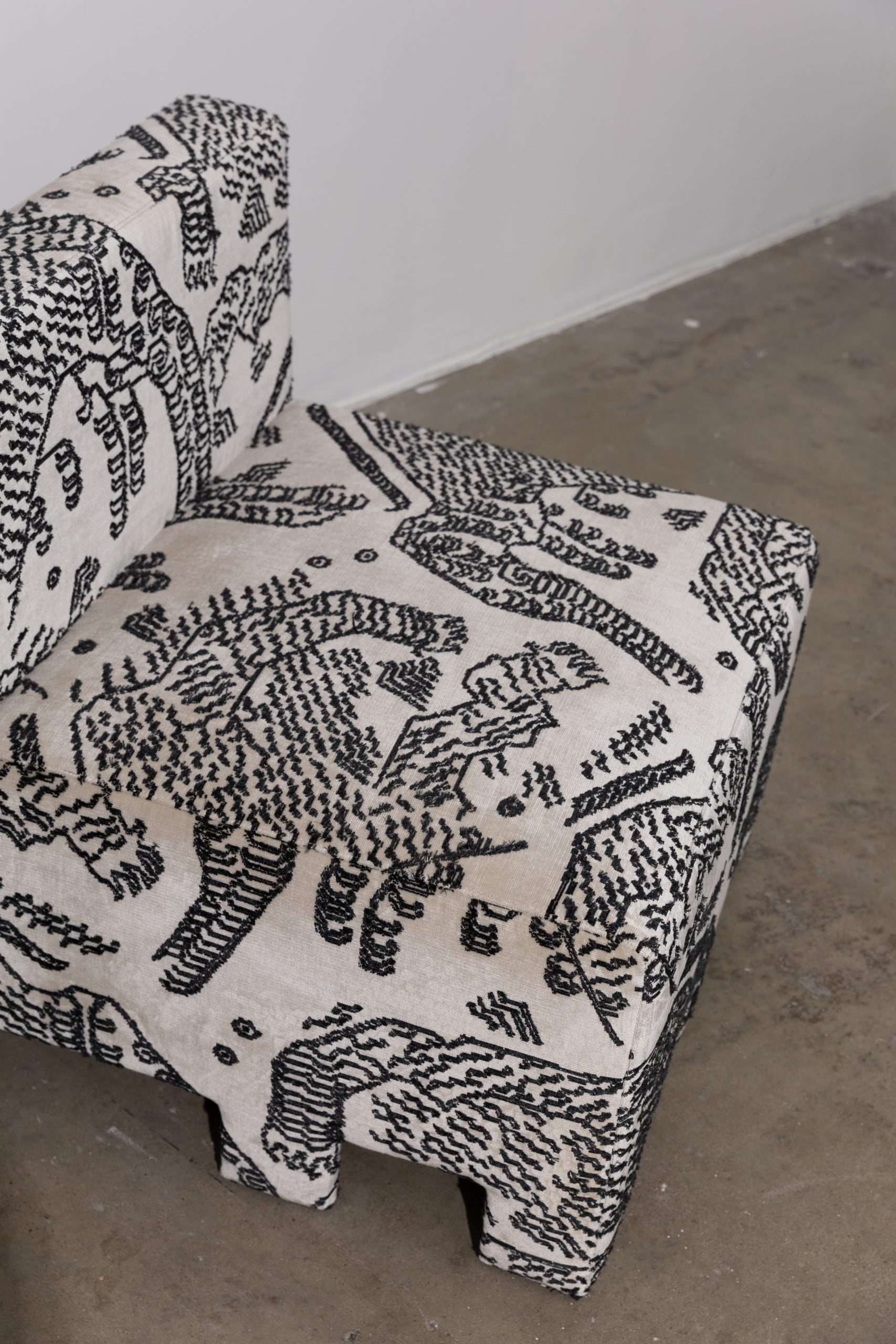 Fotel DENTE tapicerowany – The Good Living & Co.