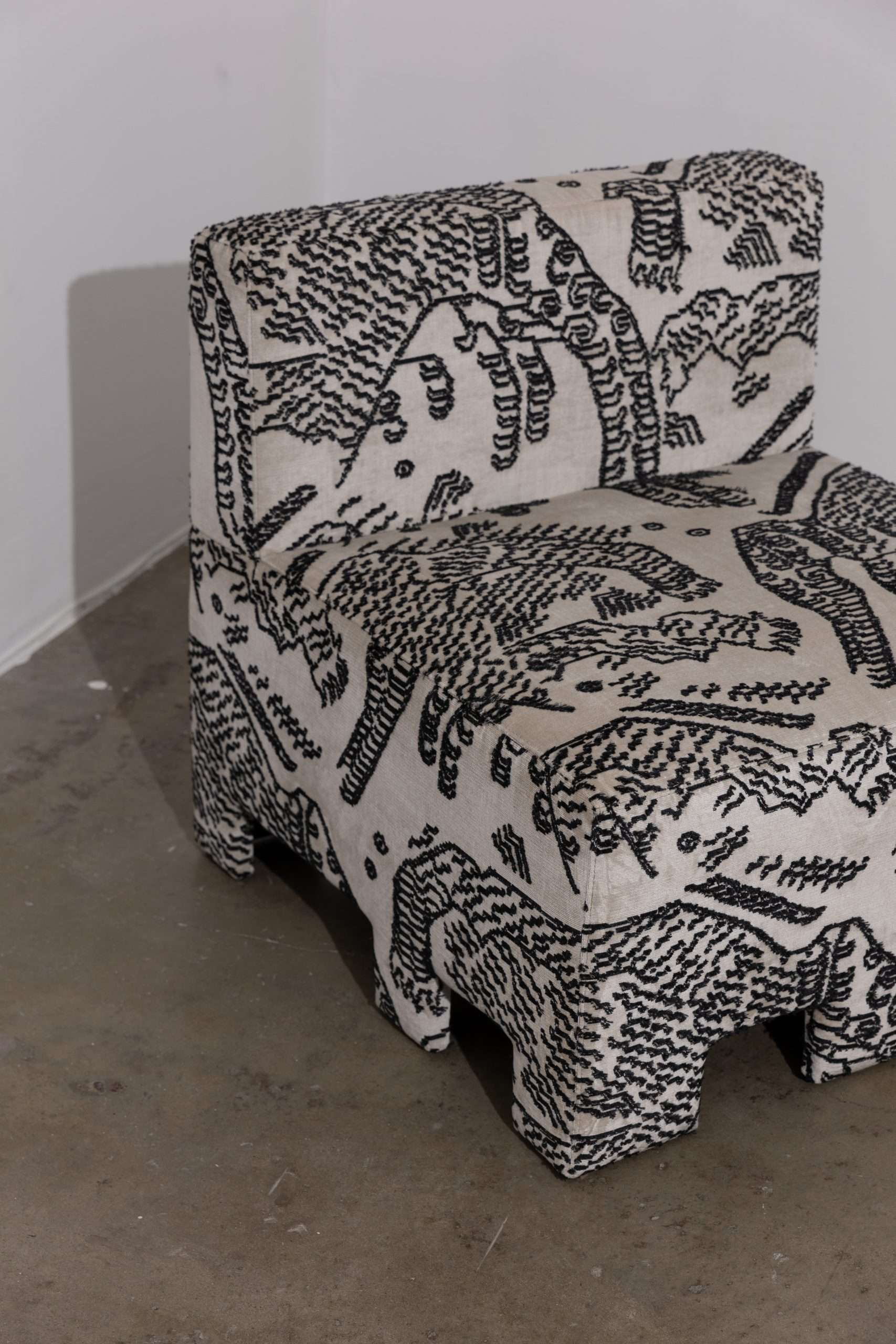 Fotel DENTE tapicerowany – The Good Living & Co.