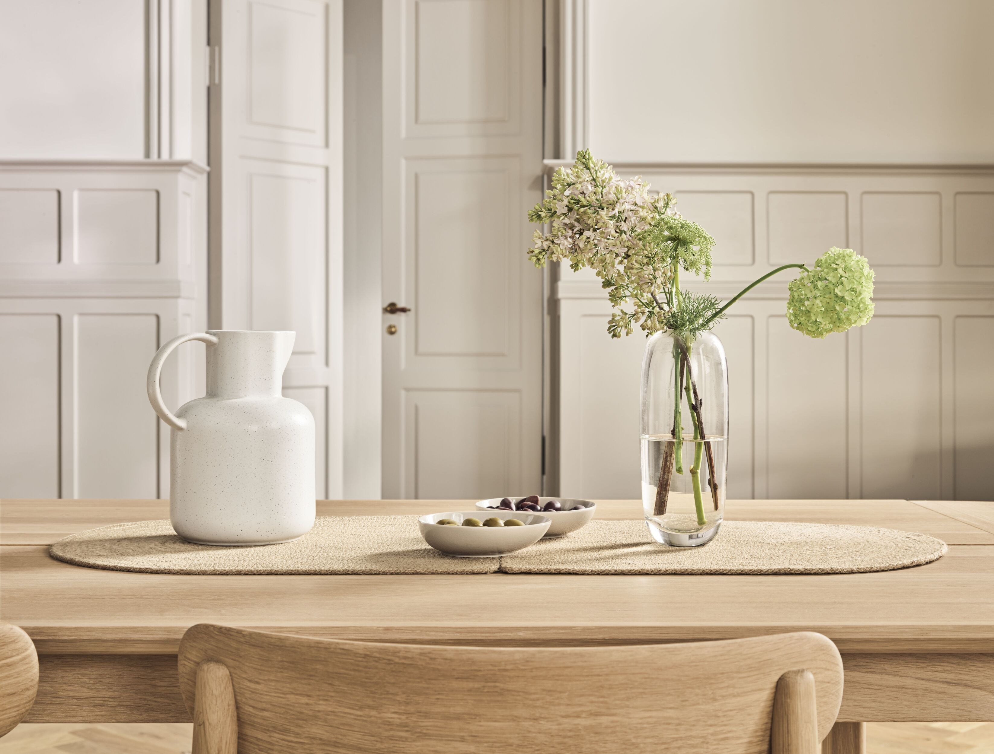 Stůl TRACK bělené dubové dřevo s černým podstavcem