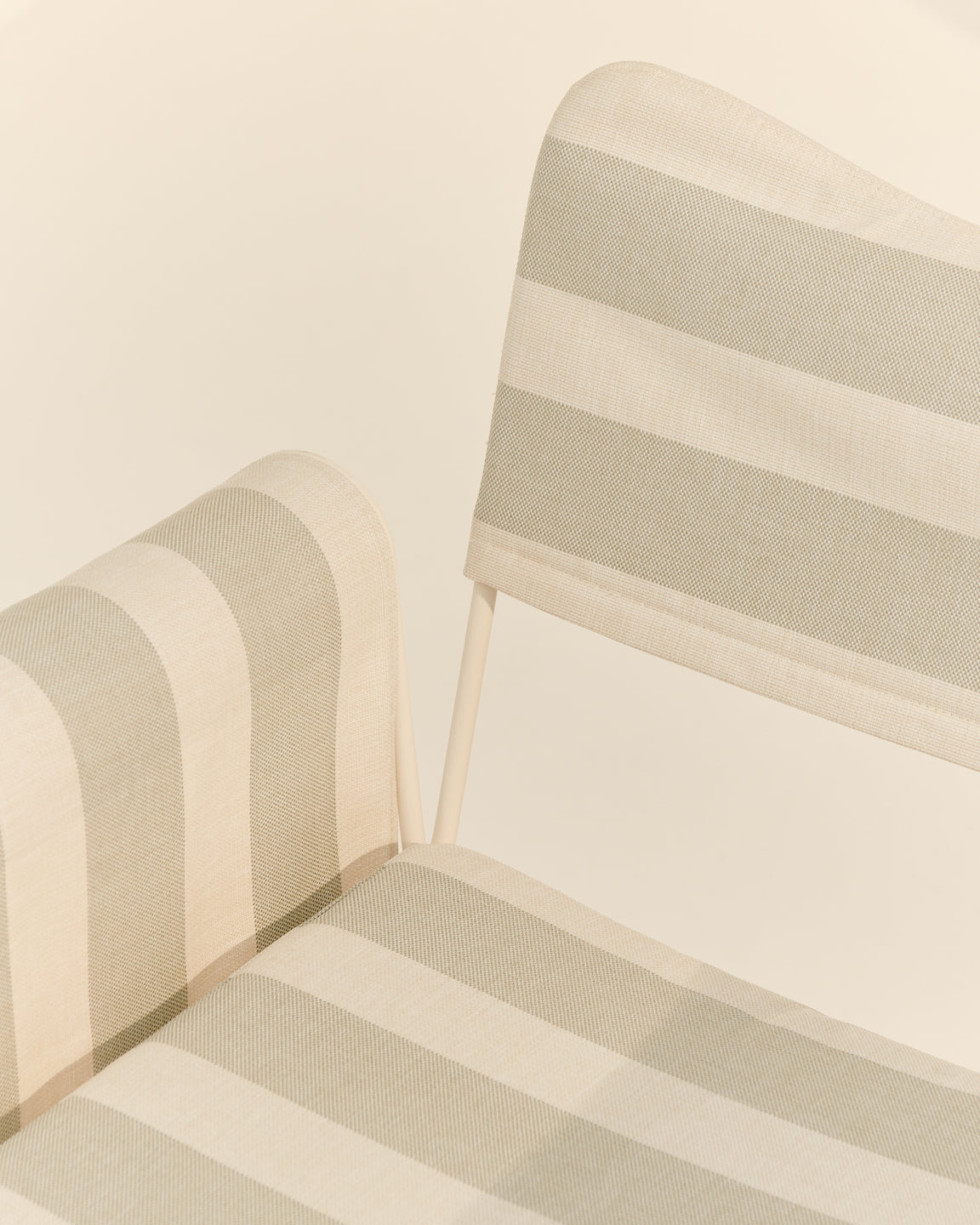 Zahradní židle TROPIQUE šedo-bílá s černým ocelovým podstavcem