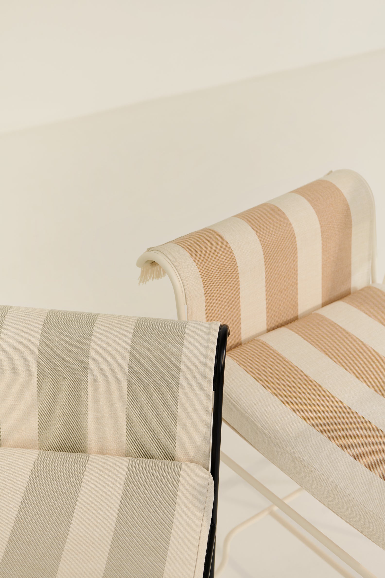 Zahradní židle TROPIQUE šedo-bílá s černým ocelovým podstavcem