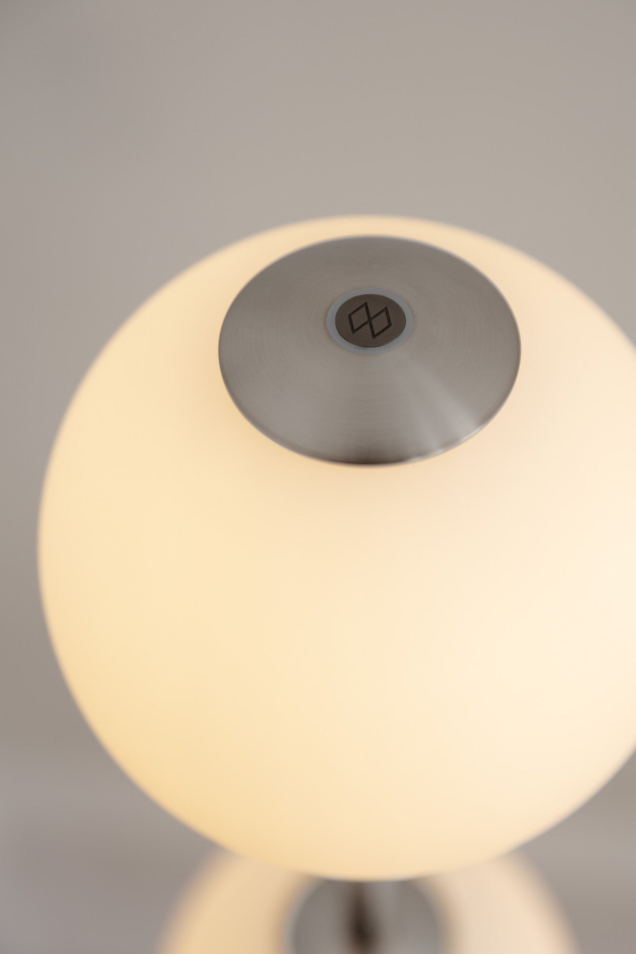 Stojací lampa AUDREY bílá se stříbrným prvkem