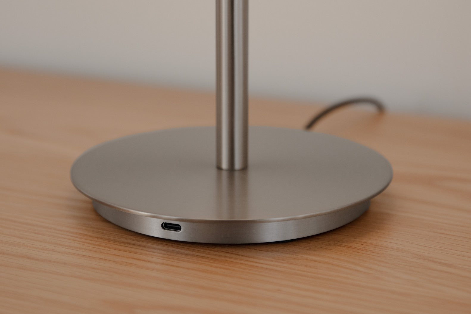 Stolní lampa AUDREY bílá se stříbrným prvkem