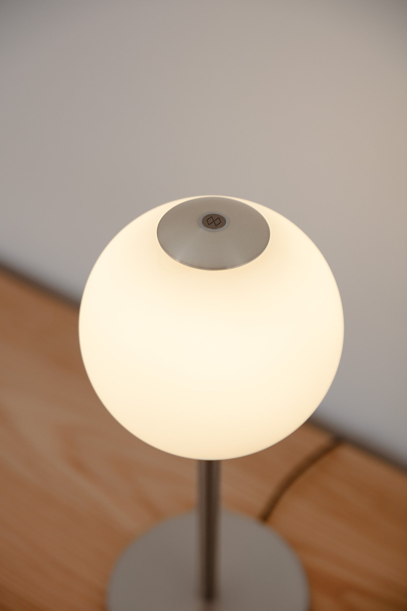 Stolní lampa AUDREY bílá se stříbrným prvkem