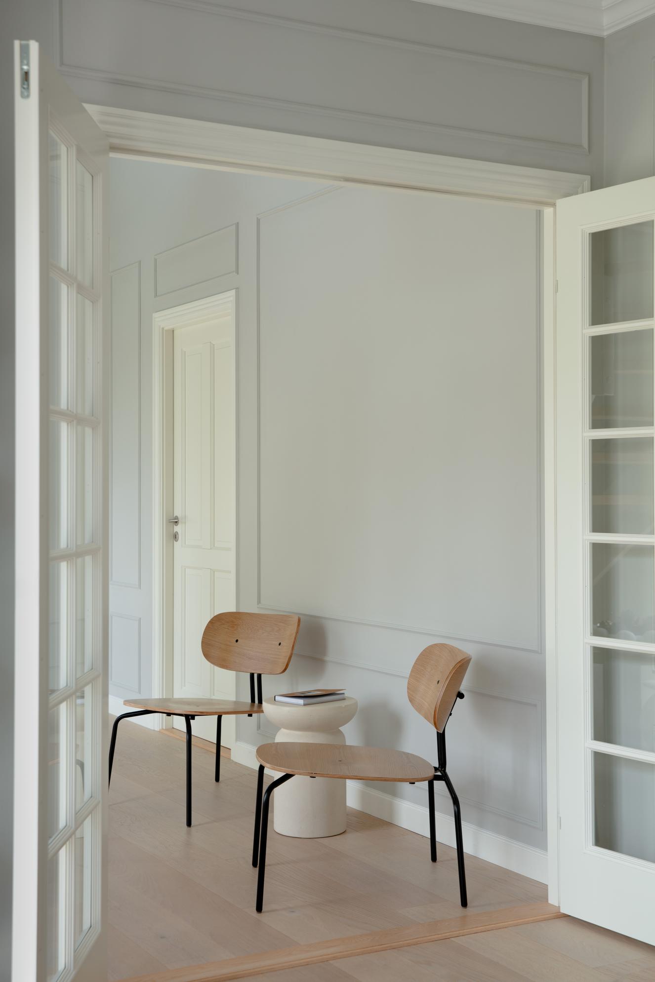 Curious oak veneer armchair with a black base