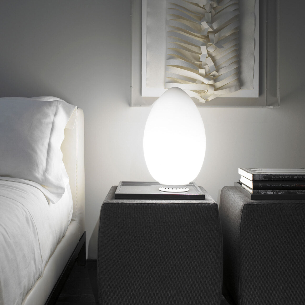 Stolní lampa UOVO bílá foukaná skleněná