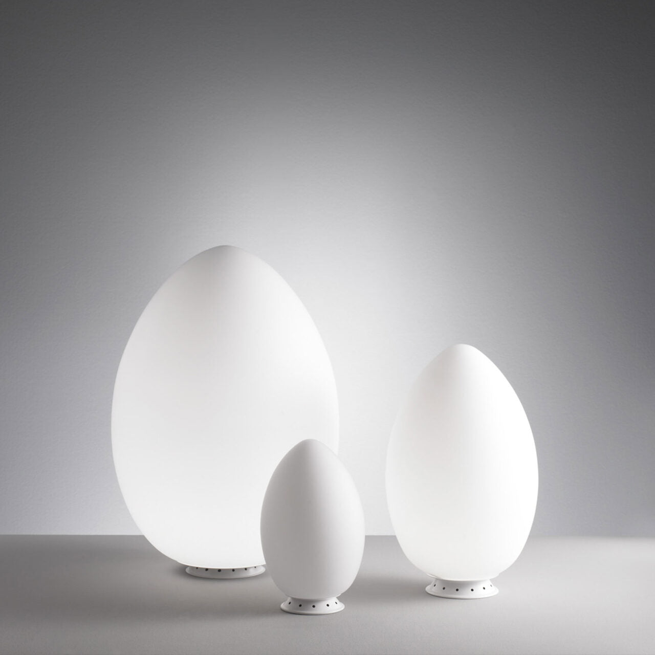 Stolní lampa UOVO bílá foukaná skleněná