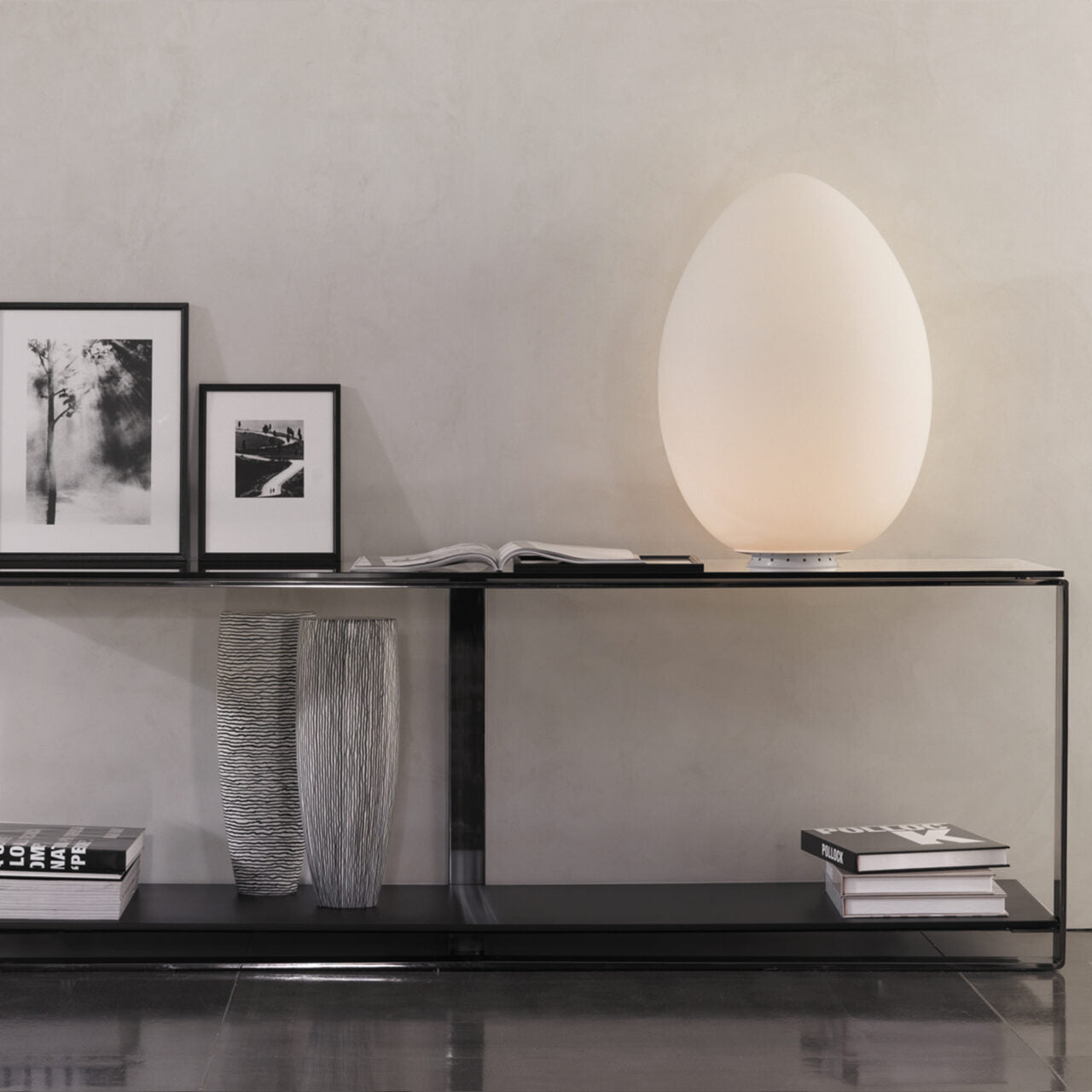 Stolní lampa UOVO bílá foukaná skleněná