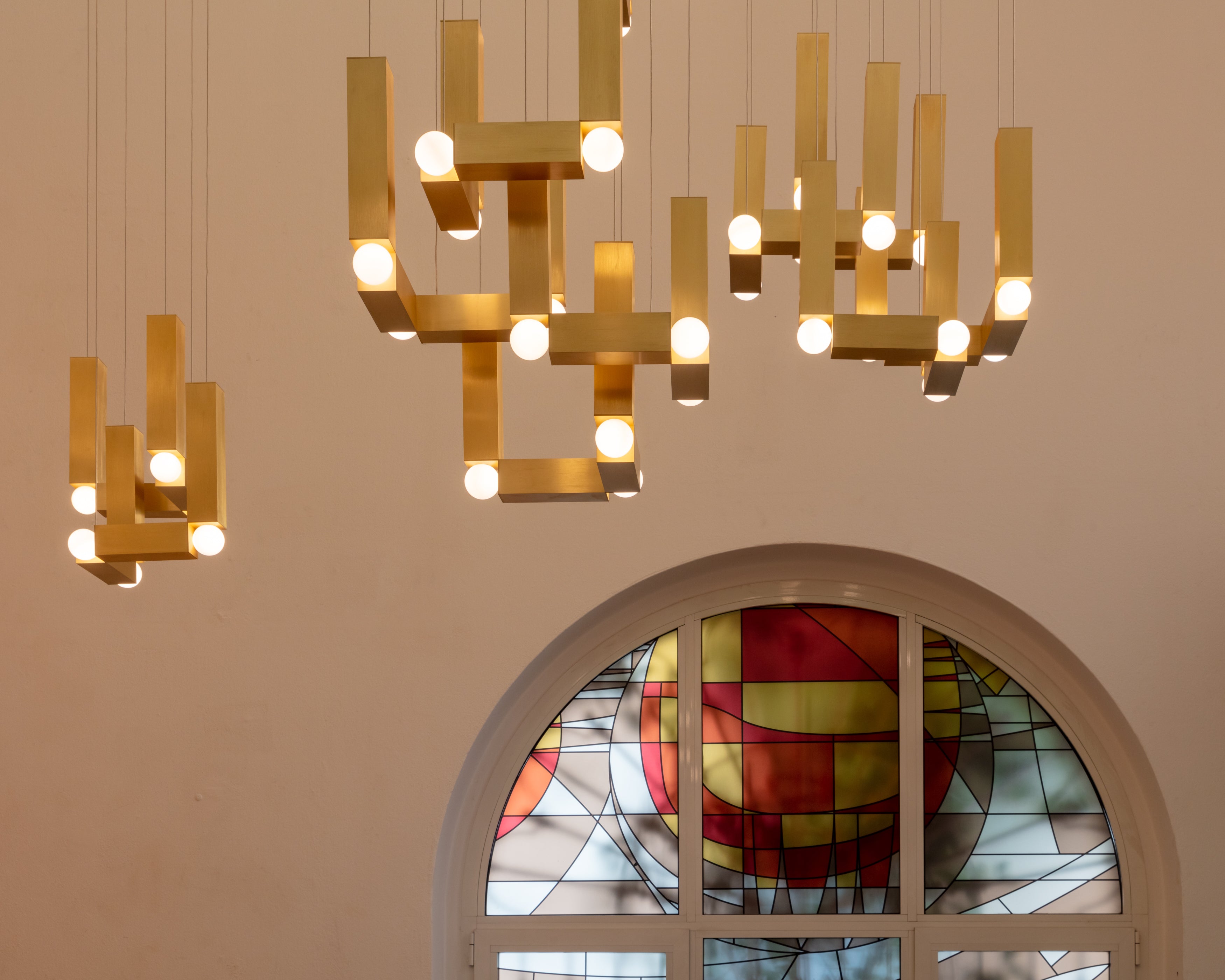 Lampa visící VESPER DUO s opálovým stínidlem a zlatým povrchem