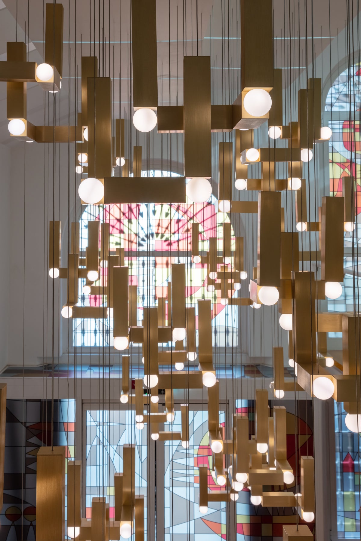 Lampa visící VESPER QUATTRO s opálovým stínidlem a hnědým povrchem.