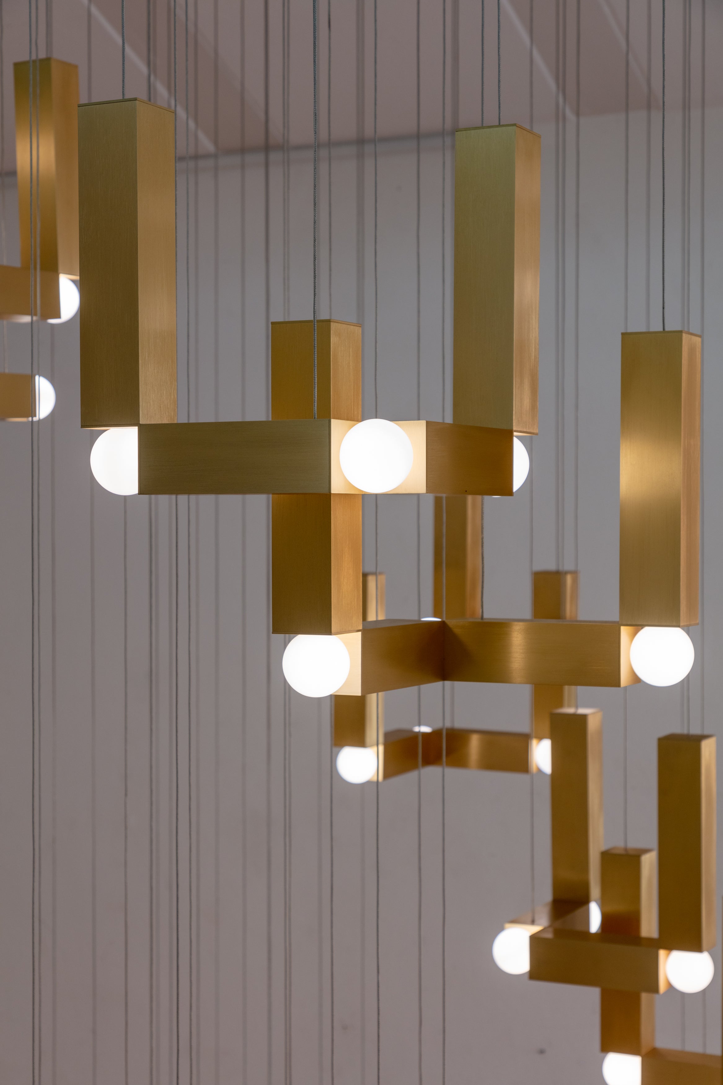 Lampa visící VESPER DUO s opálovým stínidlem a zlatým povrchem