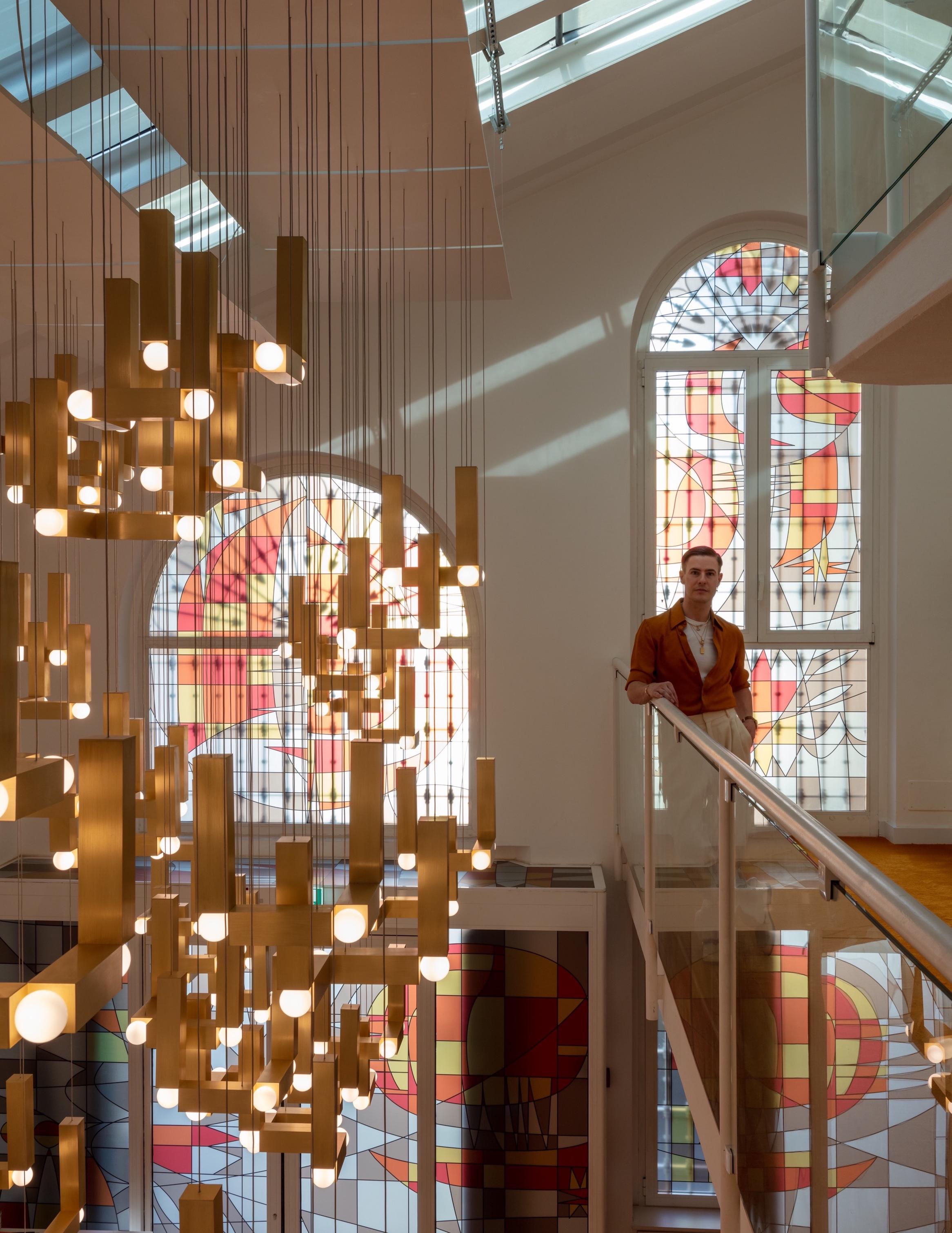 Lampa visící VESPER DUO s opálovým stínidlem a stříbrným povrchem