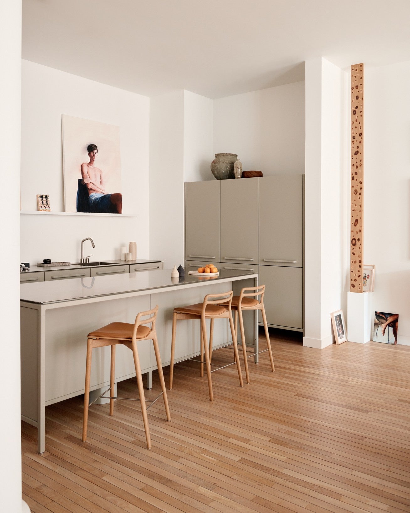 Hoker CABIN karamelová kůže s jasnou dubovou základnou