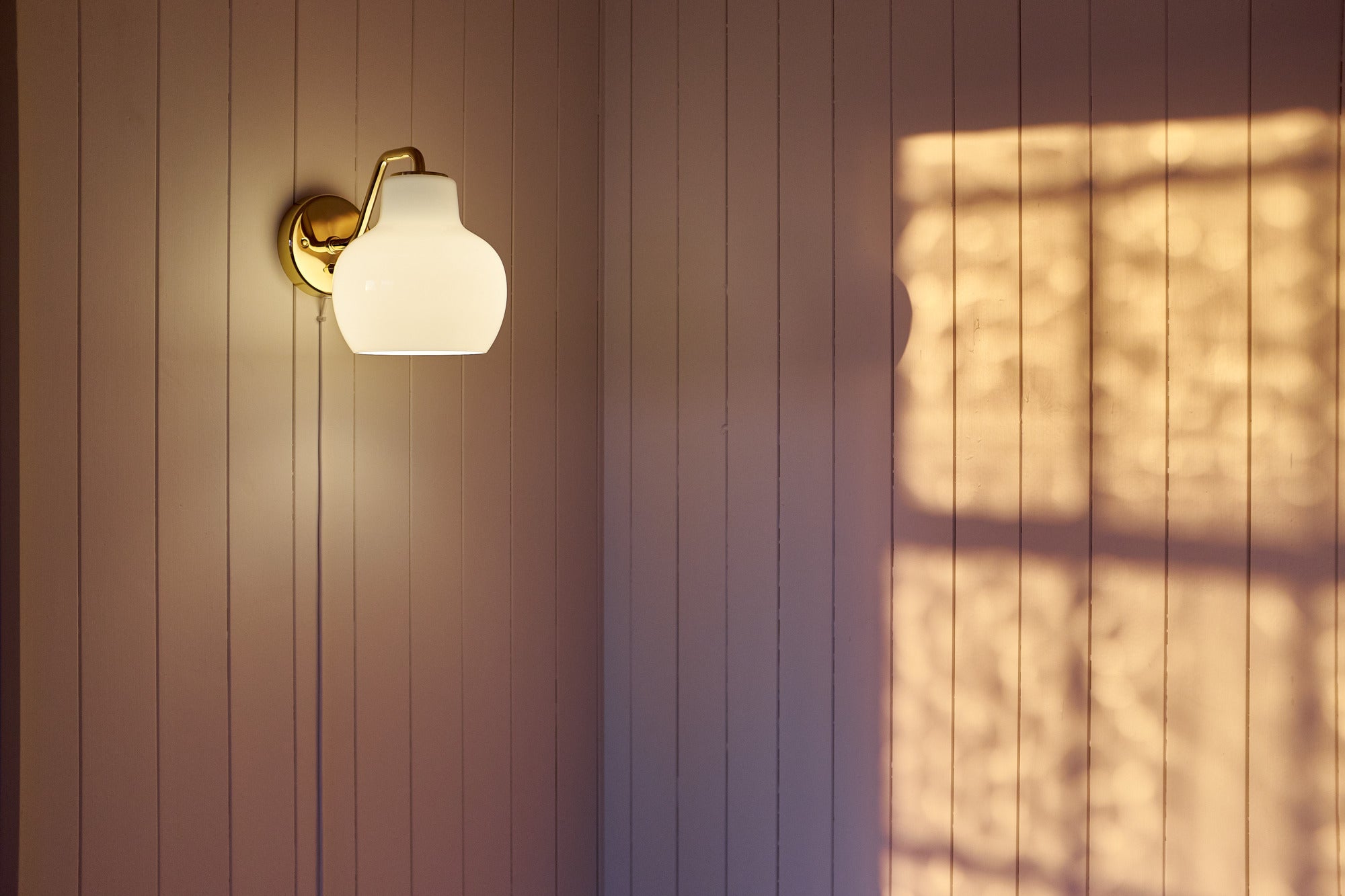 Nástěnná lampa VL RING CROWN 1 bílá s mosazným podstavcem