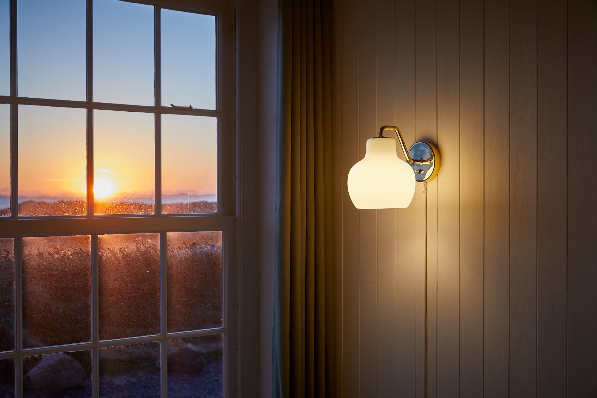 Nástěnná lampa VL RING CROWN 1 bílá s mosazným podstavcem