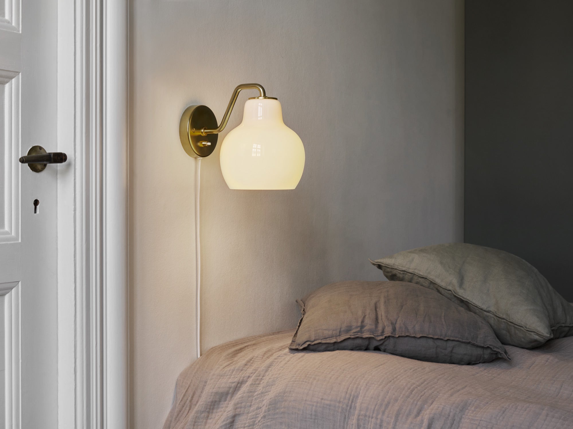 Nástěnná lampa VL RING CROWN 1 bílá s mosazným podstavcem