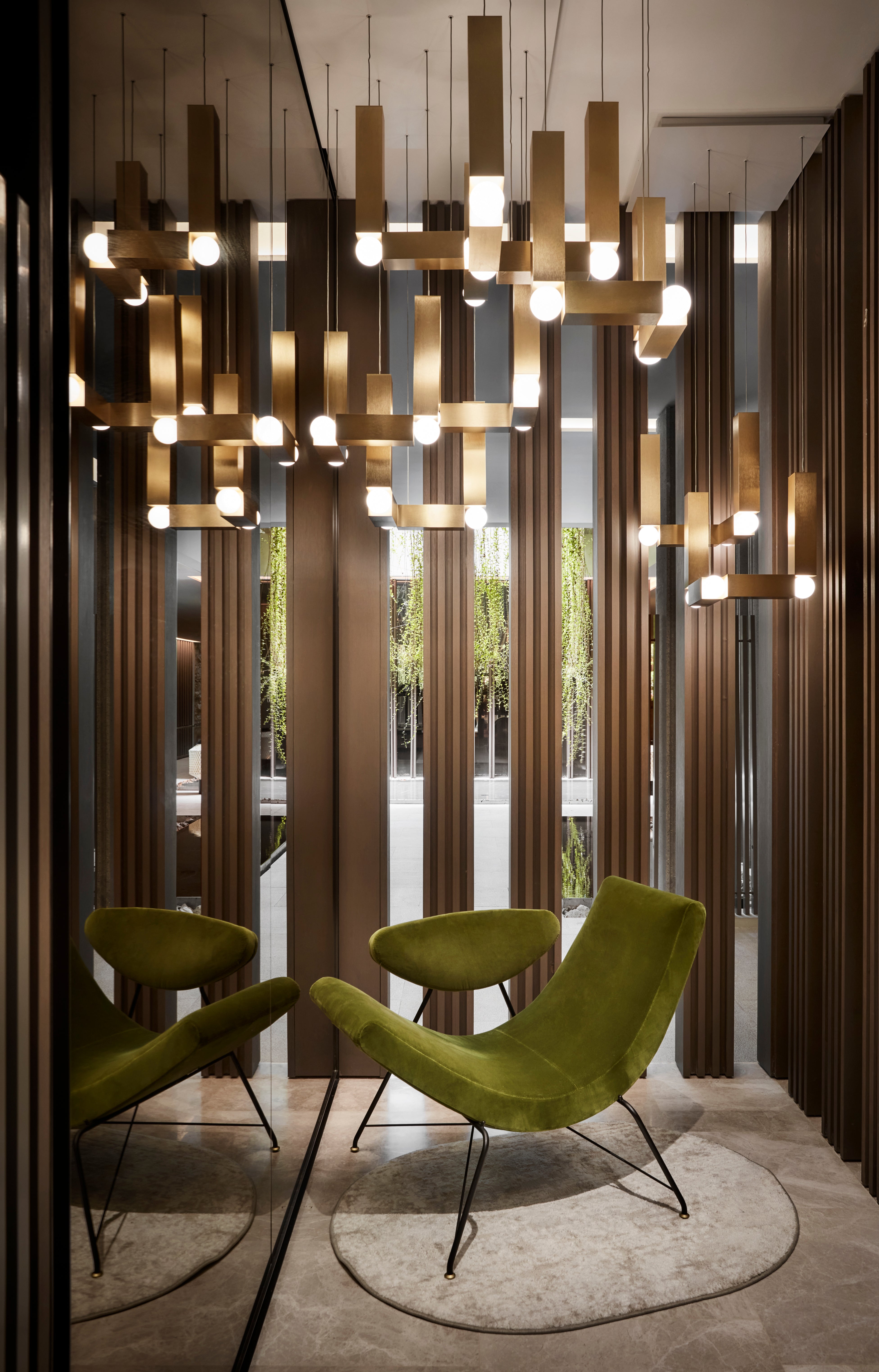 Lampa visící VESPER DUO s opálovým stínidlem a hnědým povrchem
