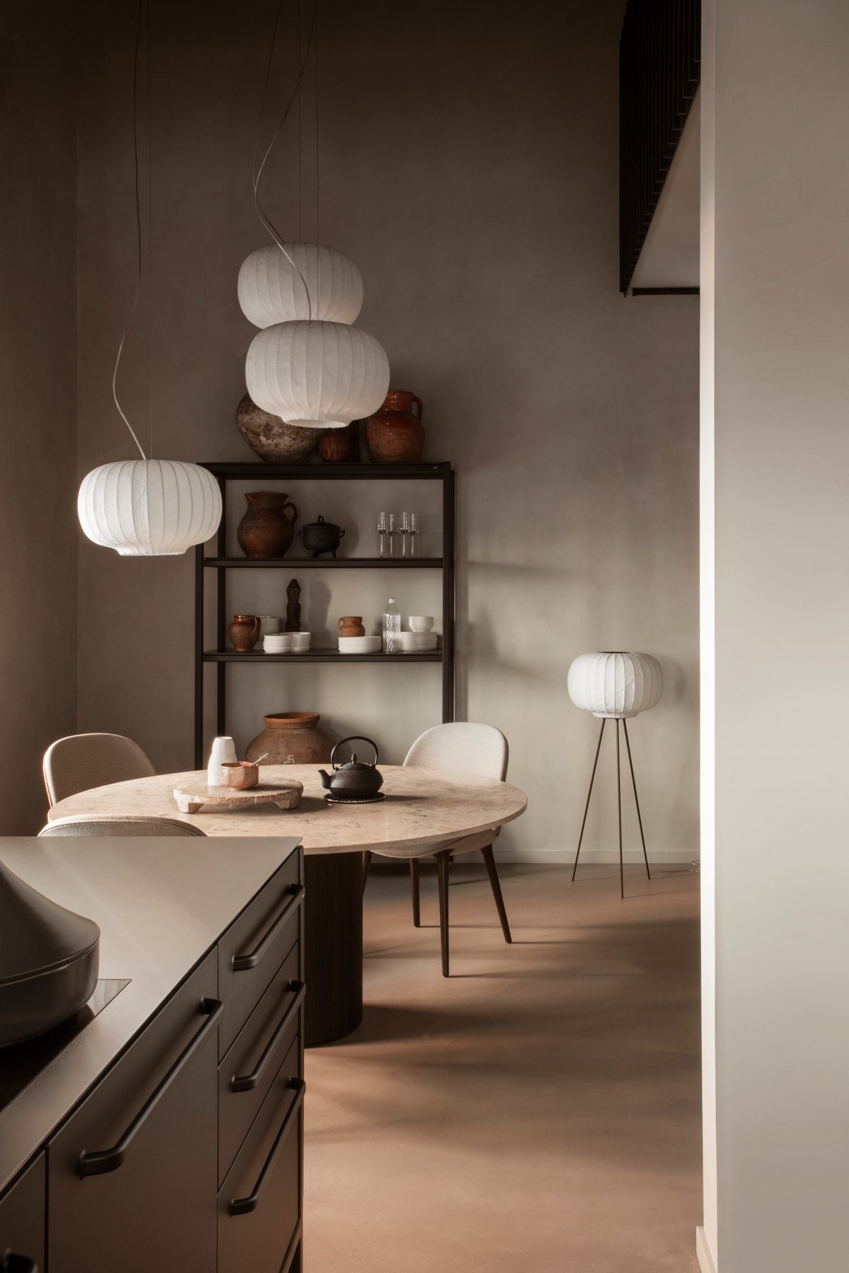 Lampa stojąca 581 papierowy klosz z ciemną metalową podstawą – drewno dębowe