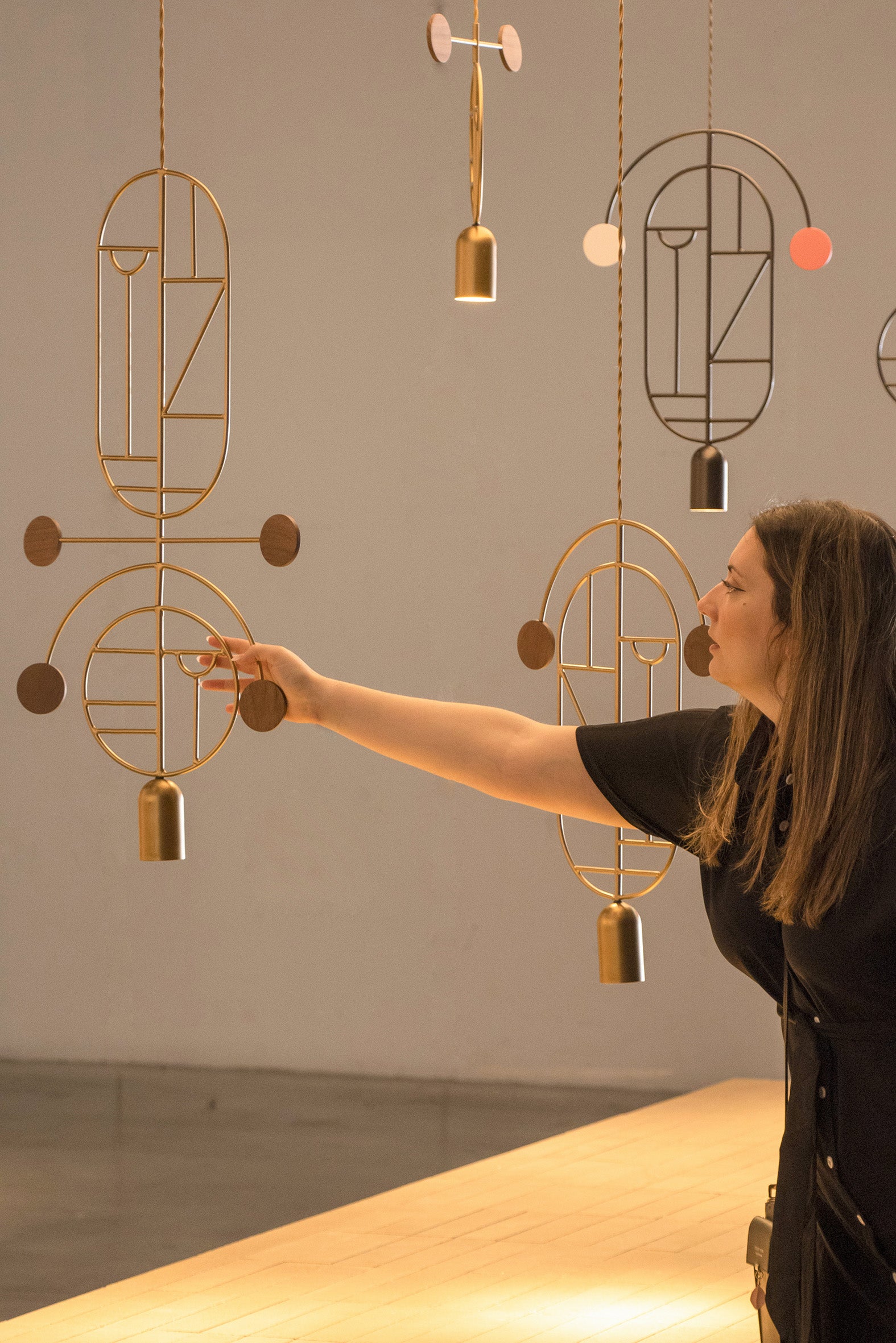 Závěsná lampa WOODEN DOTS WDS09 grafitová s ořechovým dřevem