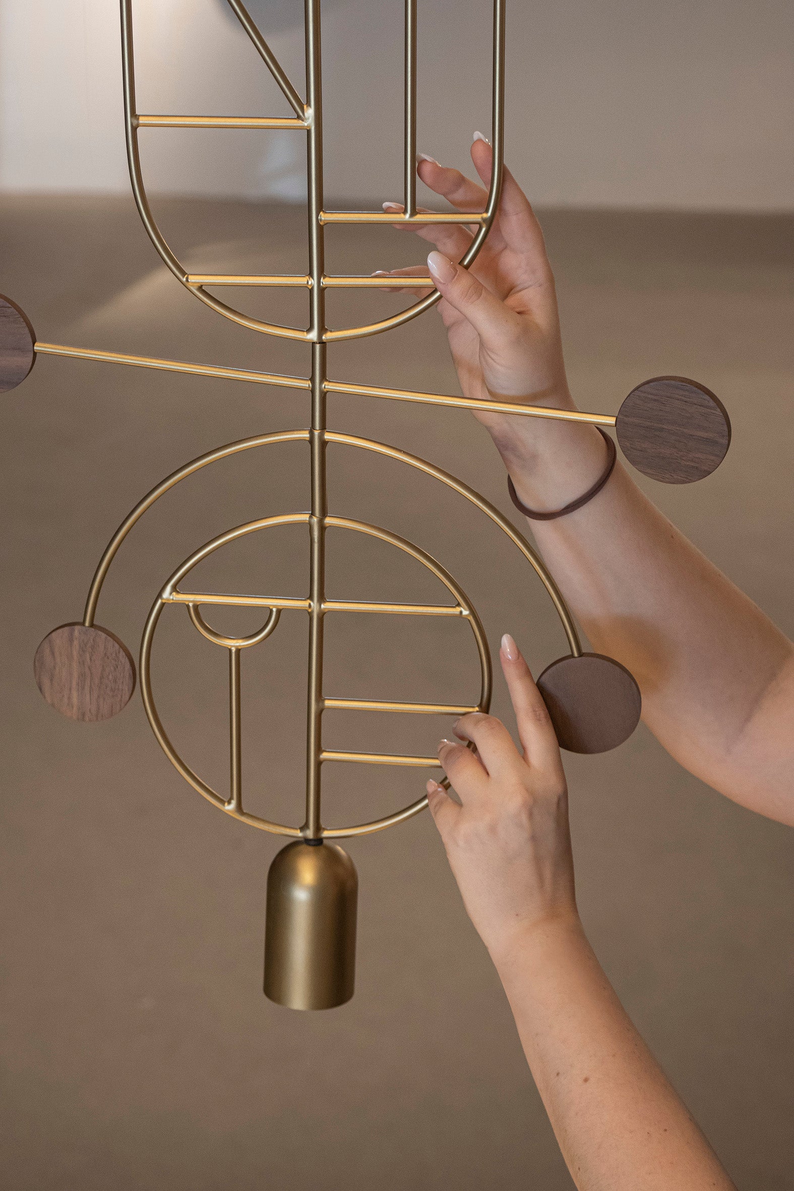 Závěsná lampa WOODEN DOTS WDS08 mosazná s ořechovým dřevem