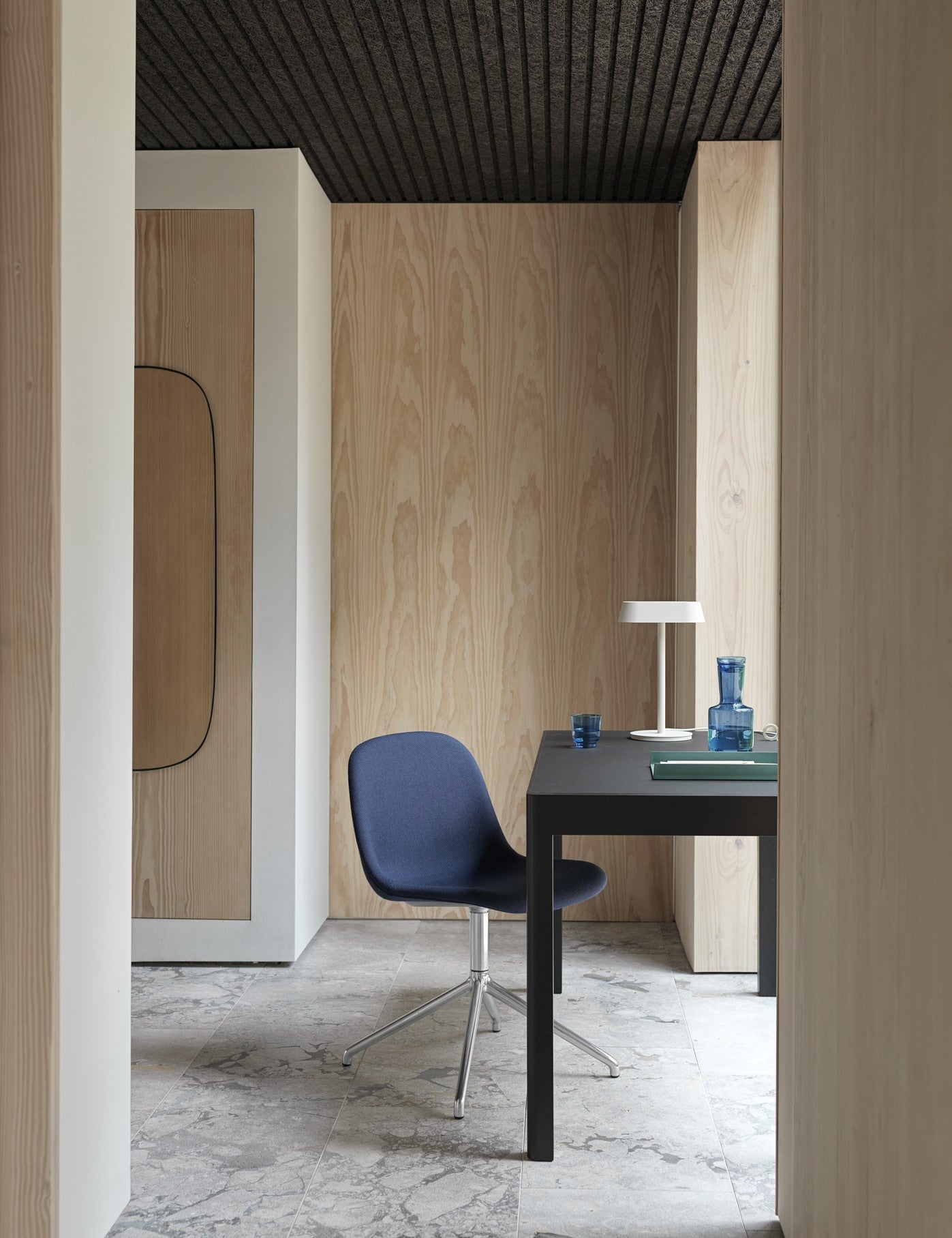 Stůl WORKSHOP černé linoleum s černou dubovou základnou