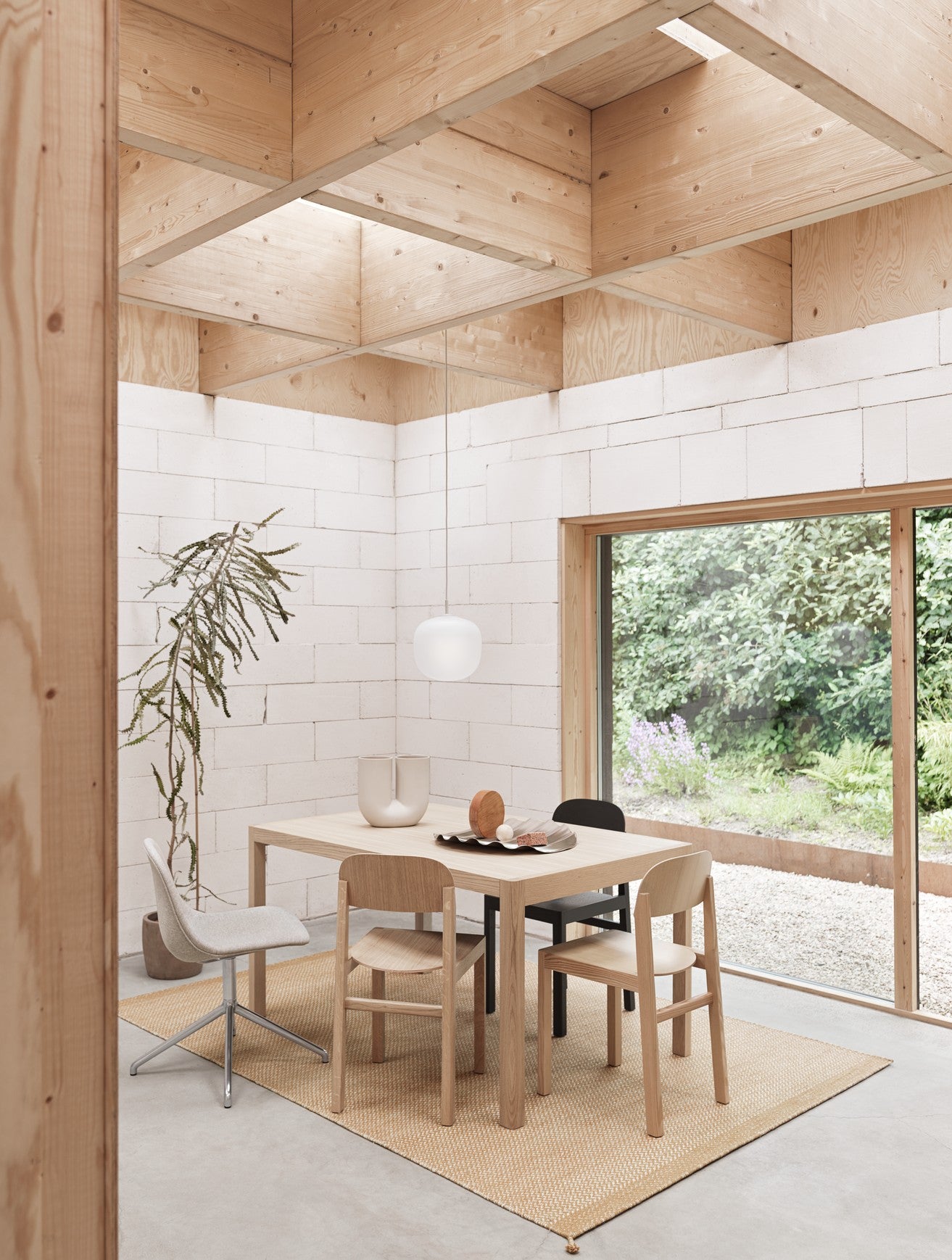 Stůl WORKSHOP šedé linoleum s dubovým podstavcem