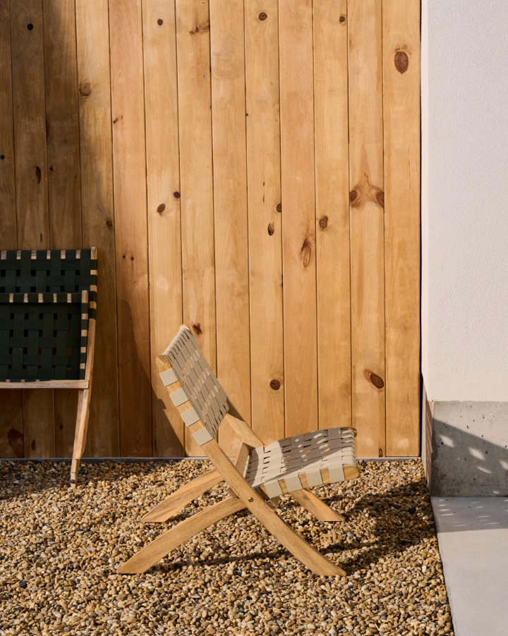 Skládací zahradní křeslo CHABELI z akáciového masivu s krémovým povrchem