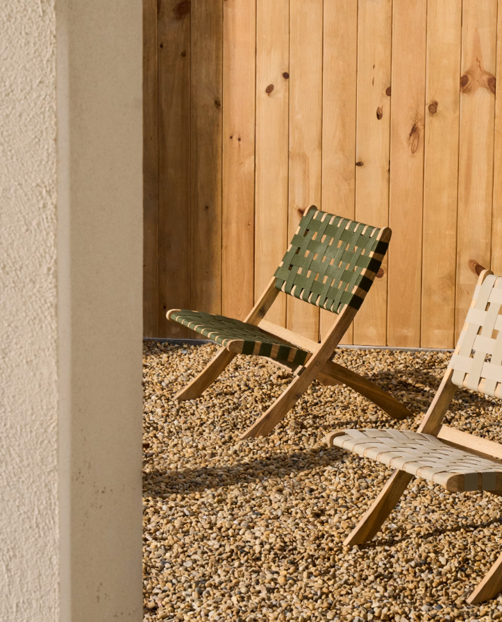 Skládací zahradní křeslo CHABELI z akáciového masivu se zeleným povrchem