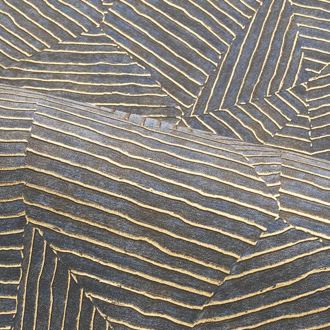 Metalická tapeta s geometrickým vzorem listů LORE - MARINE/DORÉ modrá se zlatou
