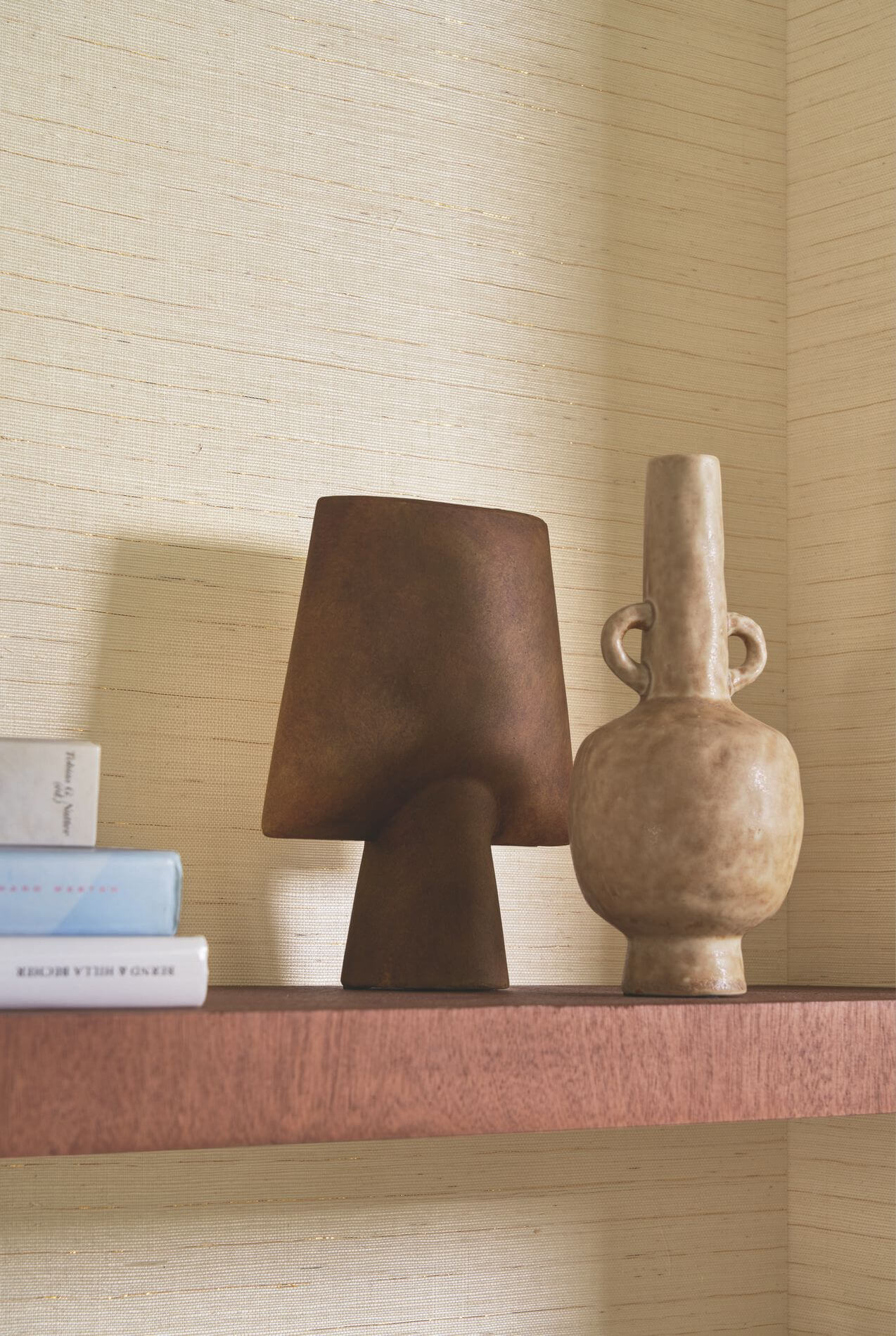 Tapeta strukturovaná přírodní napodobující listy agávy STRIATA - KAKI/OR khaki s hnědou