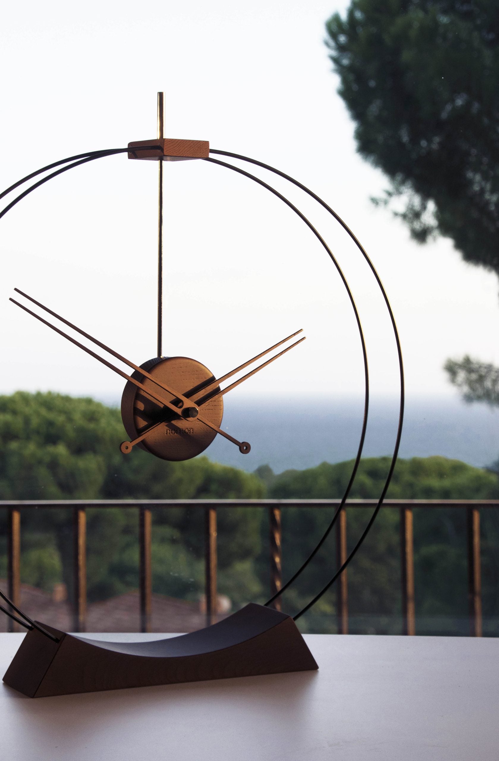 Stolní hodiny AIRE z jasanového dřeva s černou barvou